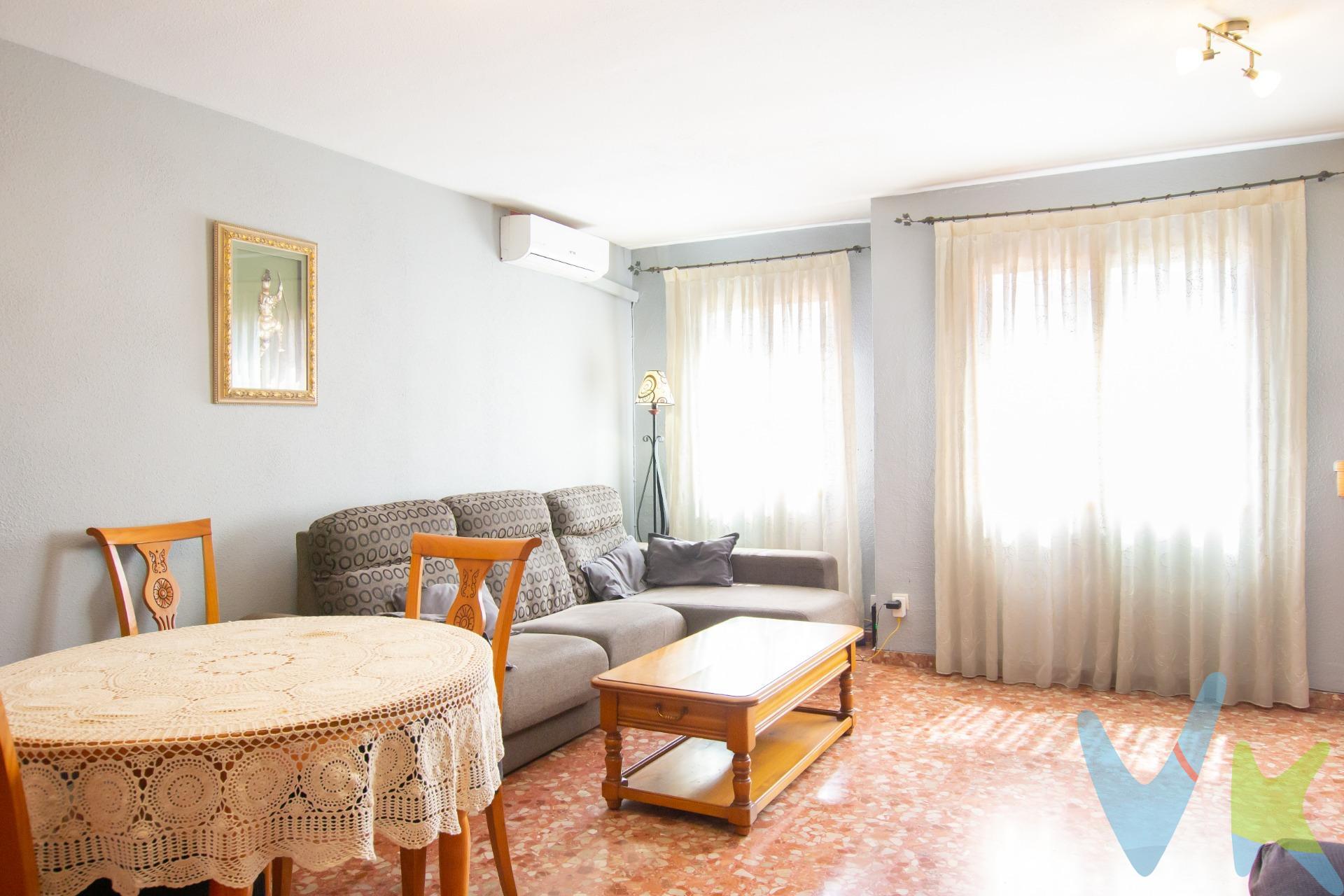VIVE les presenta este estupendo bungalow de dos plantas ofrece el equilibrio perfecto entre comodidad y ubicación. Situado en una zona céntrica y muy bien comunicada, se encuentra cercano a la playa, zonas comerciales y el centro de salud, lo que lo convierte en una opción ideal para vivir todo el año. La vivienda destaca por su amplitud y luminosidad. Cuenta con un garaje privado con espacio para tres coches, algo poco habitual en la zona. En su distribución interior, encontramos una cocina grande y funcional, perfecta para quienes disfrutan cocinando. El salón es amplio y acogedor, e incluye una chimenea que crea un ambiente cálido en invierno. En el exterior, la propiedad dispone de una terraza, una galería y un amplio balcón, ideales para disfrutar del clima soleado o relajarse al aire libre. Además, cuenta con un termo alimentado por placas solares, lo que favorece el ahorro energético y la sostenibilidad. En definitiva, un inmueble que reúne todas las comodidades necesarias en una ubicación privilegiada, cerca de todos los servicios y con características que lo convierten en una excelente oportunidad de residencia.