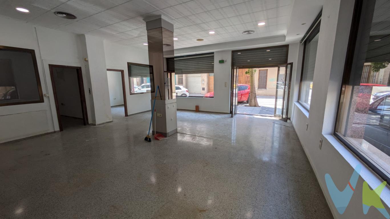 Un local esquinero, luminoso, con amplios ventanales en ambos laterales y una primera zona completamente diáfana. Cuenta con un baño completo y distintas estancias ideales para una actividad de oficina, academia, clínica... Un local versátil y bien comunicado, que sin duda vale la pena visitar.  Si desea más información, no dude en llamarnos. *Gastos e impuestos no incluidos en el precio.*Este anuncio tiene carácter meramente informativo.De haber un plano, este será puramente orientativo y no vinculante.