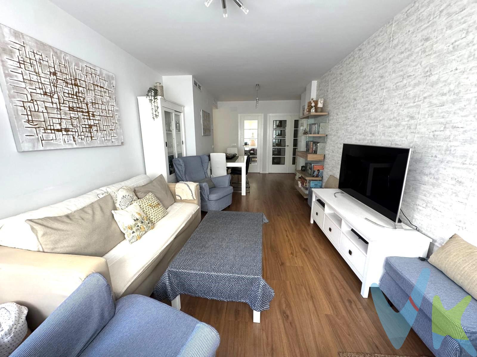 Si buscas un hogar donde la calidad, el diseño y la comodidad vayan de la mano, esta vivienda merece tu atención. Una vivienda completamente reformada, cuidada al detalle y ubicada en una de las zonas más demandadas de la ciudad. Su privilegiada ubicación, muy próxima a colegios y rodeada de todo tipo de servicios, permite disfrutar de una vida cómoda y práctica, con todo lo necesario en el día a día al alcance. La vivienda ha sido totalmente reformada con materiales de calidad, creando espacios actuales, luminosos y perfectamente aprovechados. Cuenta con 3 dormitorios y 2 baños, destacando especialmente el dormitorio principal, concebido como un auténtico espacio de descanso y privacidad, con baño en suite y vestidor. La amplia y luminosa cocina se convierte en uno de los grandes protagonistas de la vivienda: un espacio funcional, cómodo y pensado para disfrutar tanto del día a día como de reuniones familiares. El almacenamiento tampoco será un problema. Todas las habitaciones disponen de armarios empotrados de gran capacidad, aportando comodidad y orden. Y para completar esta magnífica propiedad, existe la posibilidad de adquirir plaza de garaje y trastero, ambos NO INCLUIIDOS EN EL PRECIO de la vivienda. (Precio del garaje y el trastero 35.000€). Una vivienda que reúne algunas de las características más buscadas actualmente: reforma integral, buenas calidades, amplitud, luminosidad, almacenamiento, garaje y una ubicación excepcional. Una casa para entrar a vivir y empezar a disfrutarla desde el primer día. Contacta con nosotros y descubre todo lo que esta vivienda puede ofrecerte. Precio final completo comprador: 455.183.-€. Incluyendo gastos según ley:. ITP 7% general 28.700.-€, tipos reducido www.juntadeandalucia.es. Gasto notarial: aprox. 1000€ www.notaria.org. Registro prop. 600 € aprox. www.registro.org. Honorarios comprador 3% + I.V.A. del precio de venta. -Informamos a nuestros clientes de que los gastos de notaría, registro, gestoría, impuestos y los honorarios de la agencia no están incluidos en el precio. A su vez, disponemos del documento informativo abreviado de la propiedad (según decreto 218/2005, del 11 de octubre) y de seguro de caución, para la protección del dinero entregado como señal para la reserva de una vivienda o inmueble. Por mandato expreso del propietario, comercializamos este inmueble en exclusiva, lo que le garantiza el acceso a toda la información, a un servicio de calidad, un trato fácil, sencillo y sin interferencias de terceros. Por este motivo, se ruega no molestar al propietario, a los ocupantes de la propiedad o a los vecinos. Muchas gracias por su comprensión.