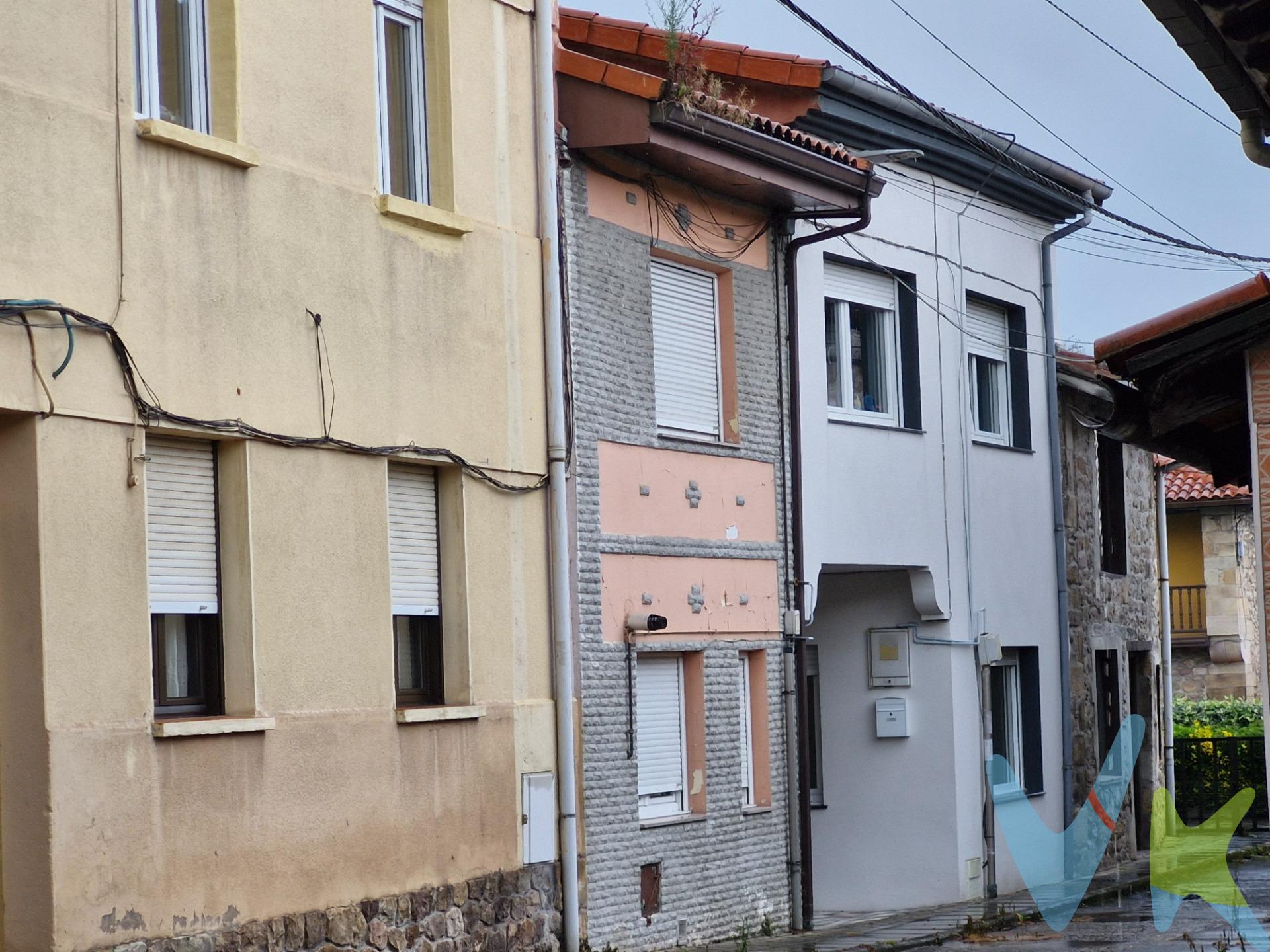 ACOGEDORA CASA DE 2 HABITACIONES EN ZONA TRANQUILA – LOS CORRALES DE BUELNA. Si buscas un hogar en un entorno calmado pero con todos los servicios a mano, esta vivienda es para ti. Situada en una zona residencial tranquila de Los Corrales de Buelna, tendrás acceso rápido a farmacia, tiendas, centro médico, colegios y transporte público, además de una excelente conexión con la autovía A67 para desplazarte fácilmente a Torrelavega, Santander o Reinosa. Distribución en dos plantas:.     Planta baja: hall de entrada, amplio salón y cocina independiente con espacio para comedor.     Planta alta: dos habitaciones luminosas, perfectas como dormitorios principales o para crear un espacio de trabajo o estudio. Acceso mediante escaleras interiores. Características destacadas:.     Entorno ideal para quienes buscan tranquilidad sin alejarse de la comodidad urbana.     Perfecta como primera vivienda, segunda residencia o inversión de alquiler.     Posibilidad de personalizarla y adaptarla a tu gusto con pequeñas mejoras. Ubicación práctica y cómoda:. A pocos minutos del centro del pueblo y con conexiones rápidas a cualquier punto de Cantabria. Gastos de la transacción: . Compra sujeta al Impuesto de Transmisiones Patrimoniales. El adquiriente deberá hacerse cargo del coste de la escritura y su inscripción en el Registro de la Propiedad. 