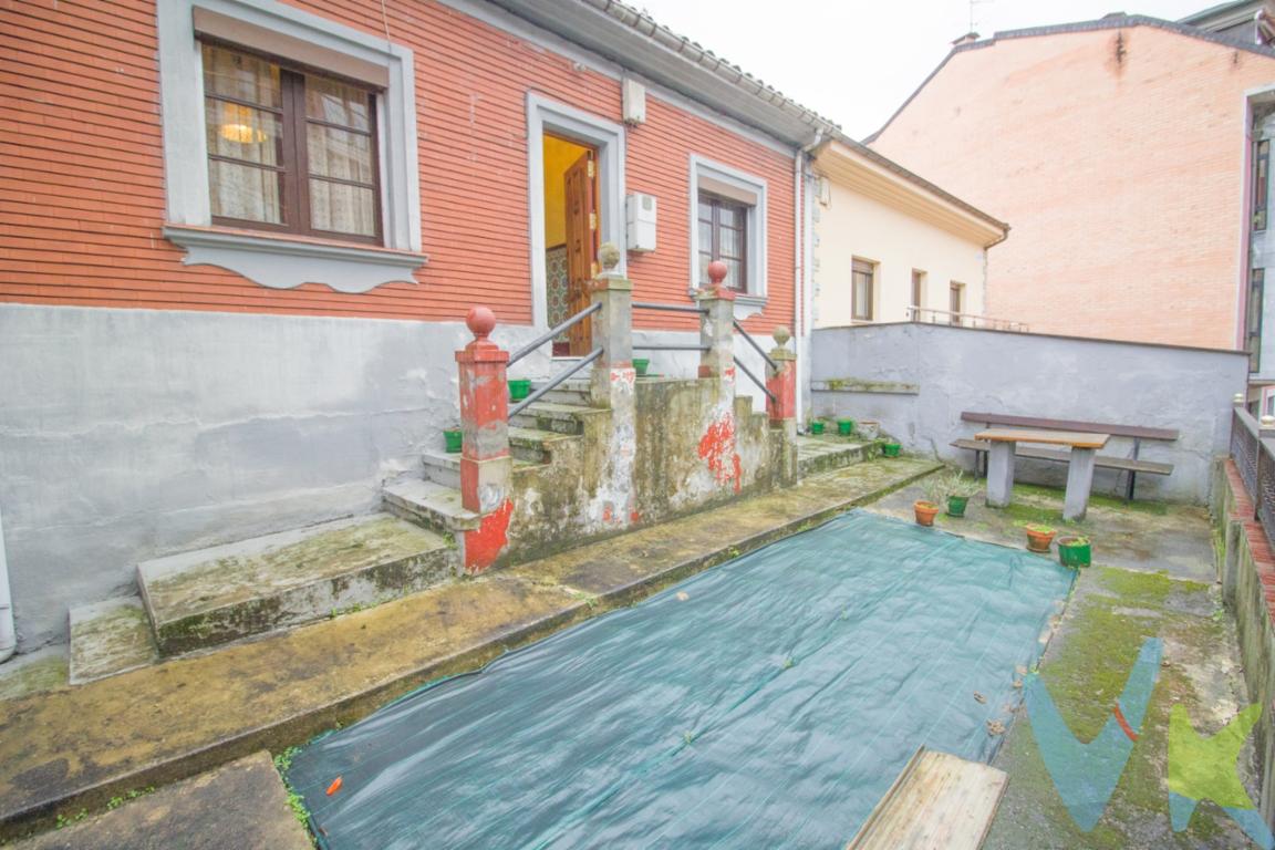 Casa adosada de planta baja cerca del Parque Nuevo en La Felguera. Con muchas posibilidades de realizar una vivienda con las ventajas de vivir en una casa y no estar a las afueras de la ciudad.La vivienda consta de 2 dormitorios, un salón, un baño y cocina con salida a la parte trasera de la casa , donde se encuentra un patio y el trastero. Posibilidad de realizar en la parte de abajo garaje y amplia terraza en la parte delantera donde tiene acceso a la entrada principal de la casa, también es posible aumentar y realizar otra planta mas a la vivienda. Ven a visitarla y podrás hacerte la idea de todas las posibilidades que tiene para realizar un confortable hogar. 