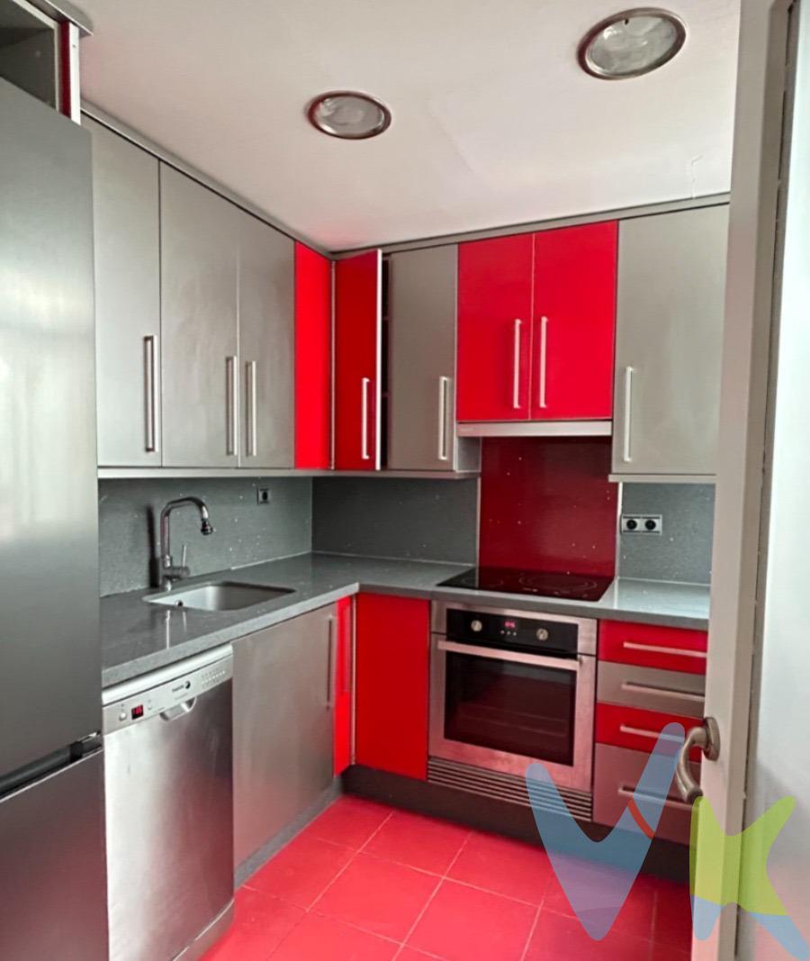 Si estás buscando una inversión segura y rentable desde el primer día, este piso es para ti. Se vende con inquilino estable y contrato de larga duración vigente hasta 2028, lo que garantiza ingresos constantes sin preocuparte por la búsqueda de arrendatarios. La vivienda, ubicada en una segunda planta sin ascensor, se encuentra en buenas condiciones y destaca por su amplitud, luminosidad y ambiente acogedor. Cuenta con tres habitaciones, un baño completo, cocina y salón bien distribuidos, ideal tanto para familias como para profesionales. Situado en una zona con todos los servicios públicos cercanos: supermercados, colegios, transporte, zonas verdes.. lo que garantiza alta demanda en el mercado del alquiler. Una excelente oportunidad para inversores que buscan estabilidad, rentabilidad y un inmueble bien conservado en una ubicación práctica y funcional. 📞 No dejes pasar esta ocasión de asegurar una inversión sólida con ingresos desde el primer día. ¡¡¡CONTACTA AHORA MISMO Y AGENDA TU VISITA!!!