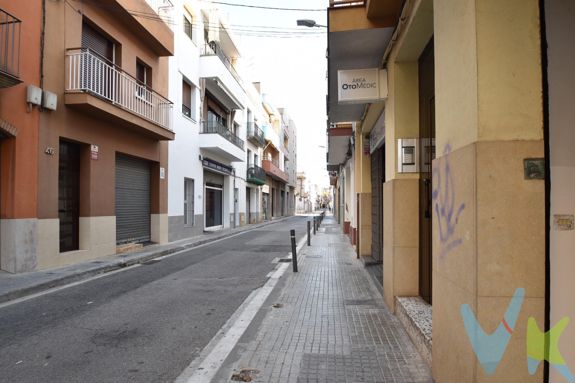 Este local te ofrece una superficie construida de 100 m², 66 m² útiles  perfectamente diáfanos con 3m de altura para adaptarse a cualquier concepto de negocio, desde tienda, oficina o estudio profesional y 20m² exteriores de patio en la parte trasera.  . Su fachada mide 4,73m y dispone de una gran puerta metálica con vado y buena accesibilidad para carga y descarga. En este momento el uso es de almacén pero su situación y sus características permiten gran visibilidad y presencia en calle, ideal también para montar un negocio. El local ya cuenta con suelo instalado y las instalaciones básicas de luz listas, lo que minimiza el tiempo y el coste de adecuación. El precio no incluye impuestos (ITP, IVA y AJD), ni los gastos de notario ni los de registro.