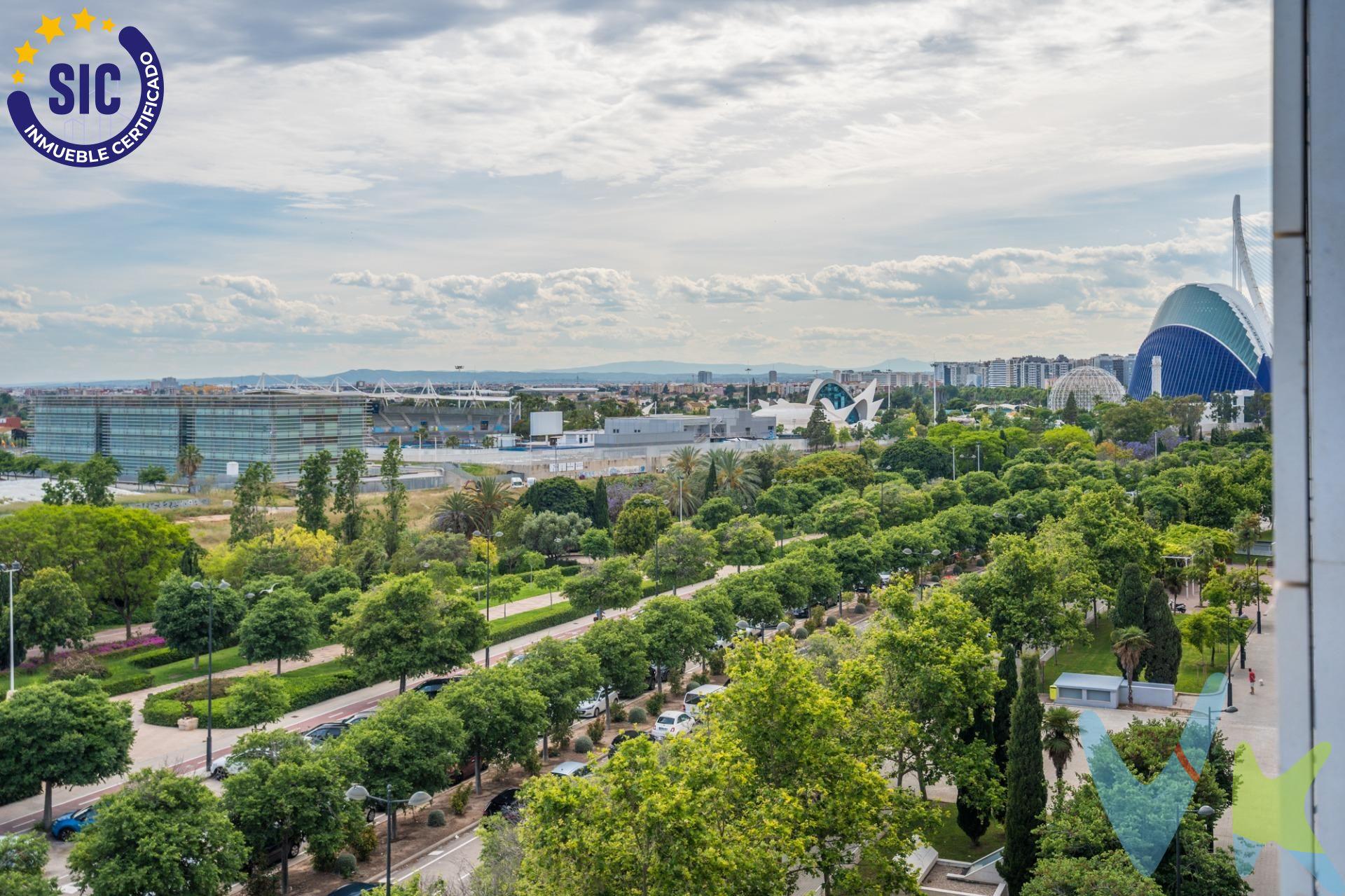 Espectacular Loft de en Primera Línea de la Alameda: Vistas a la Ciudad de las Ciencias. ¿Te imaginas despertar cada mañana con unas vistas privilegiadas de Valencia a tus pies?. Ubicado en una de las zonas más exclusivas, demandadas y revalorizadas de la ciudad —el Paseo de la Alameda—, este espectacular loft ofrece una combinación inigualable de diseño, luz mediterránea y una ubicación verdaderamente privilegiada en primera línea del cauce del río Turia. La Propiedad: Espacio, Luz y Diseño. Situado en un edifio moderno de 2005 (en perfecto estado de conservación y con buenas calidades constructivas), este loft ha sido concebido para exprimir al máximo el confort y el concepto de espacio abierto:. Buena zona de día: Una moderna cocina office, totalmente integrada y equipada, que fluye de manera natural hacia un salón inundado de luz natural gracias a sus grandes ventanales. Vistas: Desde el salón disfrutarás de unas panorámicas despejadas y precisas a la obra arquitectónica de Santiago Calatrava y al pulmón verde del jardín del Turia. Baño completo: De diseño funcional, moderno y en un estado impecable. Plaza de aparcamiento incluida: En una zona tan cotizada, la comodidad de aparcar en tu propio edificio con acceso directo es un lujo imprescindible. Estilo de vida y Ubicación:. Vivir aquí significa tener el mayor parque lineal de Europa como jardín privado. Ideal para hacer deporte, pasear o simplemente desconectar. A un paso de los centros comerciales de referencia (Aqua y El Saler), los mejores restaurantes de la zona y con una conexión excelente con el centro de la ciudad y la playa. Una propiedad perfecta tanto para establecer tu residencia de diseño, como para inversores que buscan un activo de alta rentabilidad y valor seguro en la mejor zona de Valencia. Ven a visitarlo y enamórate de sus vistas. Las oportunidades así no duran mucho en el mercado. ---------------------------------------------------------------------------------------------------------------------------. Por mandato expreso del propietario, comercializamos este inmueble en exclusiva, lo que le garantiza el acceso a toda la información. Por este motivo, se ruega no molestar al propietario, a los ocupantes de la propiedad o a los vecinos. Muchas gracias por su comprensión. Si usted es agente inmobiliario y tiene un cliente para este inmueble, llámenos: estaremos encantados de colaborar.