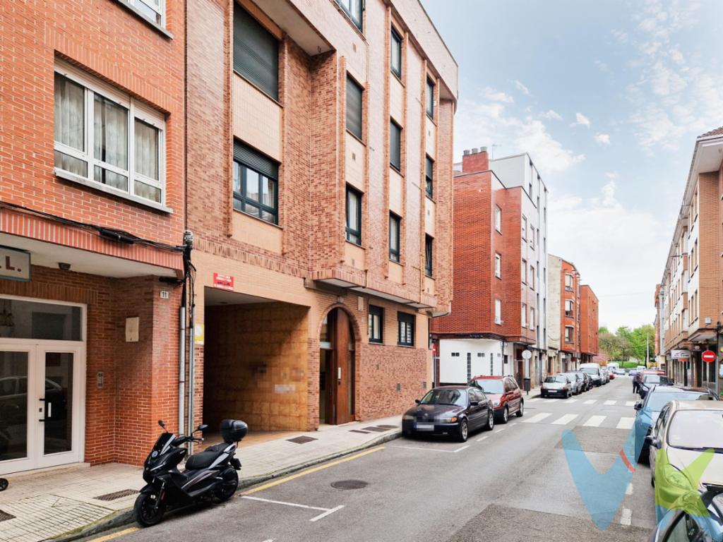 Ponemos a la venta esta plaza de garaje en un edificio seminuevo, en la calle San Juan. La plaza tiene buen tamaño, pero por la maniobra de acceso es para coche pequeño o mediano o para una o dos motos. Tiene acceso por desde el portal del edificio, a través del ascensor o por escalera. Ideal para uso propio o como inversión.El precio no incluye el impuestos de transmisiones patrimoniales ni los gastos de notaría y registro.  A título orientativo, en segundas transmisiones, el comprador abonará el Impuesto sobre Transmisiones Patrimoniales (ITP). Para consultar los porcentajes del ITP en Asturias puede hacerlo a través de la web oficial de servicios tributarios del Principado de Asturias https://sede.tributasenasturias.es/sites/sede/default/es_ES/Que-quieres-hacer/Transmisiones-Patrimoniales-y-AJD. La base imponible será el mayor valor entre precio de compraventa, tasación o valor de referencia catastral. Gastos de notaría y registro según aranceles variables según precio, número de copias y complejidad.El comprador escoge libremente notario. El vendedor asume la plusvalía y el resto de gastos son del comprador. Si se precisa hipoteca: Tasación, condiciones y costes bancarios según entidad elegida por el comprador; así como los gastos de gestoría y cualesquiera otros inherentes a la formalización de la compraventa. De acuerdo con la ley, no se incluyen en el precio otros gastos o tributos que legalmente correspondan al comprador. Honorarios de intermediación inmobiliaria a cargo del vendedor.El consumidor tiene derecho, conforme a la normativa vigente, a disponer de información y documentación adicional relativa al inmueble y condiciones de la compraventa, accesible en la sede física de la Agencia Eurocasa Gijón, en Santa Doradía, nº 14-Bajo, en Gijón, o a través del correo electrónico info@eurocasagijon.com. La agencia actúa exclusivamente como intermediaria en la operación. Cualquier compraventa y sus condiciones quedan sujetas en todo caso a la aceptación expresa del vendedor del inmueble y a la posterior formalización del correspondiente contrato. El presente anuncio tiene carácter meramente informativo; la información suministrada se corresponde con la disponible a la fecha de publicación, pudiendo variar en función de las circunstancias o actualizaciones legales, contractuales y fiscales.