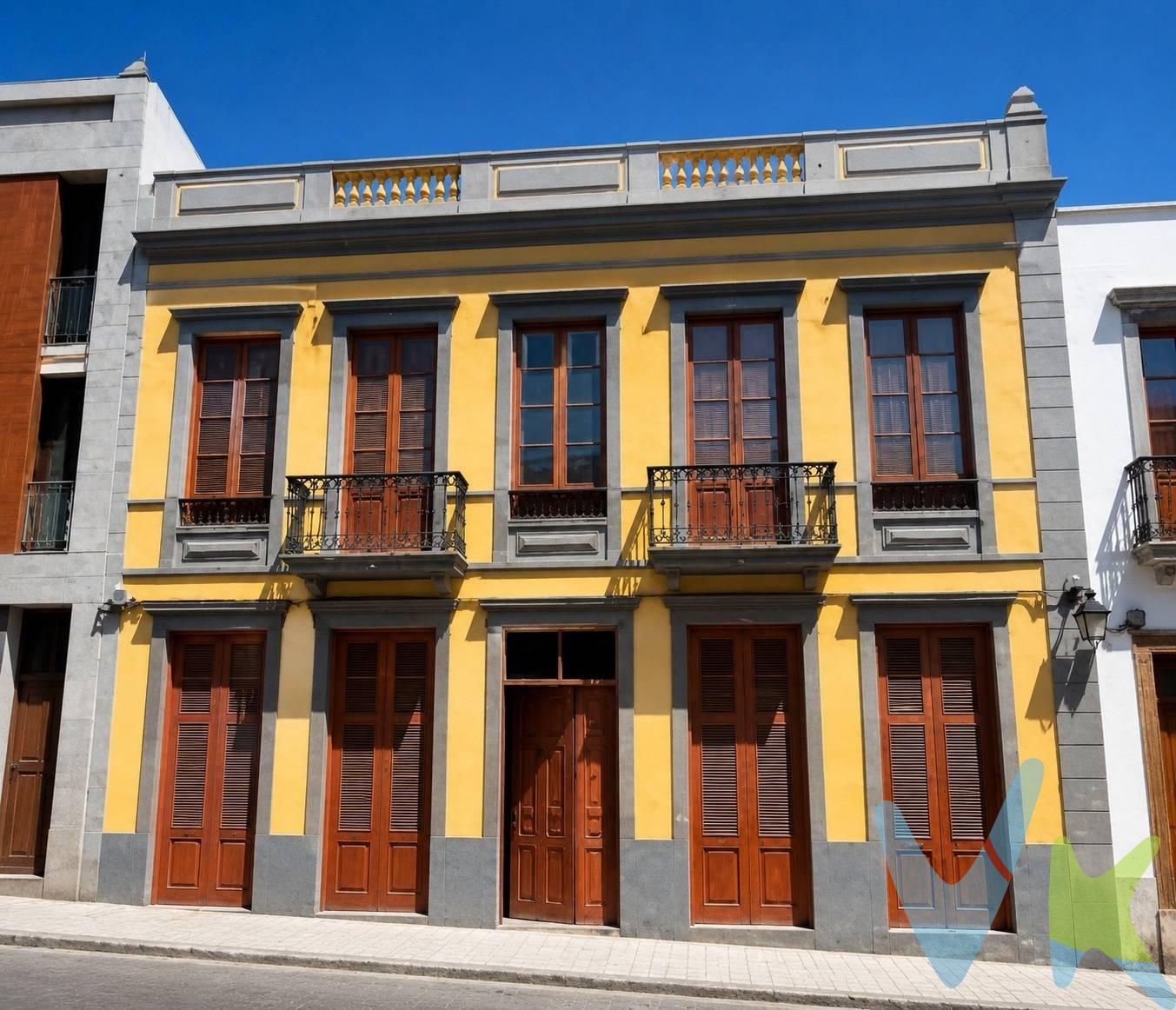 Edificio con proyecto aprobado en pleno corazón de Las Palmas. Exclusivo edificio de tres plantas situado en una de las zonas históricas más representativas de Las Palmas de Gran Canaria, en la Calle Hernán Pérez de Grado. La propiedad cuenta con un proyecto básico para un edificio residencial entre medianeras que consta de 14 viviendas y 14 trasteros. En la actualidad destaca por su arquitectura tradicional canaria alrededor de luminosos patios interiores, conservando numerosos elementos originales de gran valor arquitectónico.El inmueble ofrece enormes posibilidades para desarrollar viviendas exclusivas, apartamentos boutique o un elegante proyecto turístico urbano. Una oportunidad única de inversión en un enclave con historia, encanto y gran potencial de revalorización.LLamá y ven a conocerlo.