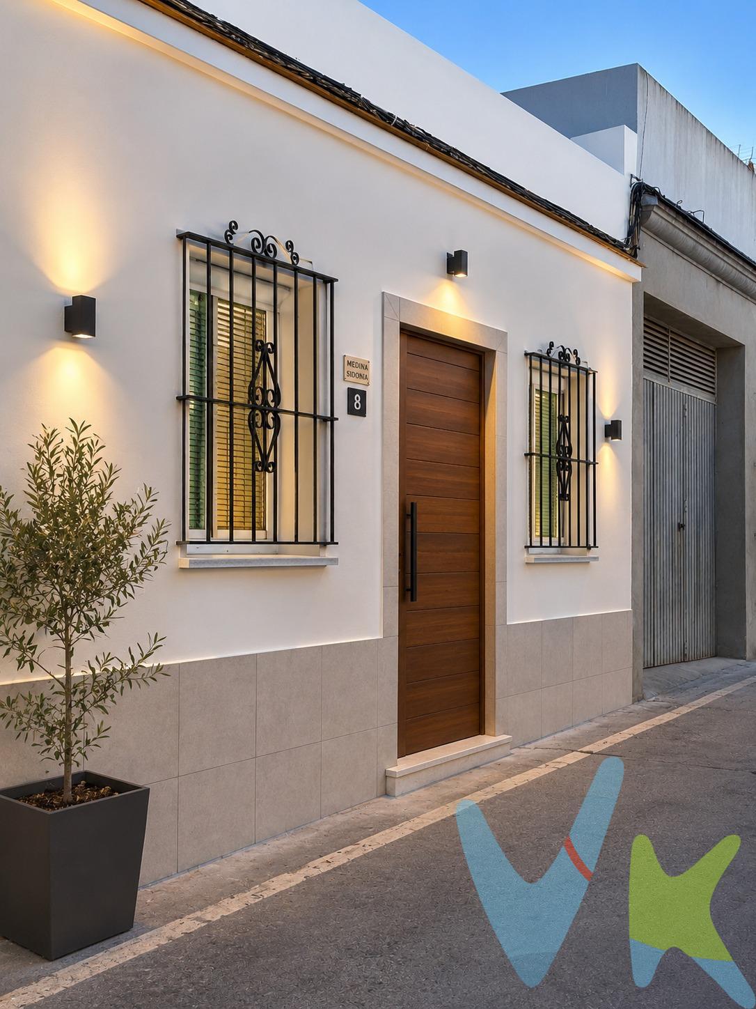 Casa URBANA en calle Medina Sidonia con 74 m² construidos según Catastro y 56 m² de parcela. Dispone de azotea/terraza y múltiples posibilidades de redistribución. La vivienda necesita REFORMA INTEGRAL, siendo ideal para inversores, constructores o particulares que quieran crear una vivienda totalmente personalizada en una ubicación urbana consolidada. Una de esas oportunidades difíciles de encontrar hoy en día por debajo de 60.000 €. SERVIGESTION informa que algunas fotografías de este anuncio han sido mejoradas o recreadas digitalmente para mostrar posibles resultados de rehabilitación, reforma o decoración. Dichas imágenes tienen carácter meramente orientativo y no constituyen una representación exacta del estado actual del inmueble, que podrá comprobarse mediante visita presencial. Comercializamos este inmueble en exclusiva para garantizarte toda la información necesaria junto a un servicio excepcional. En cumplimiento del Decreto Junta Andalucía 218/2005 del 11 Octubre, informamos al cliente que los gastos notariales e impuestos no están incluidos en el precio € . Si tienes dudas acerca dela compraventa , llámanos ; estaremos encantados de asesorarle !. Igualmente disponemos de un Seguro de Caución para garantizar las cantidades entregadas a nuestra Agencia en concepto de Reserva y/o Arras. Impuestos y gastos de la compraventa:. El comprador puede consultar de forma oficial los impuestos aplicables (ITP, AJD, etc.) en la web de la Junta de Andalucía:. https://www.juntadeandalucia.es/organismos/economiahaciendayfondoseuropeos/areas/tributos-juego/tributos/paginas/impuestos-cedidos-transmisiones.html. Si tiene cualquier duda sobre los gastos de la compraventa, llámenos y estaremos encantados de asesorarle de forma clara y personalizada. 