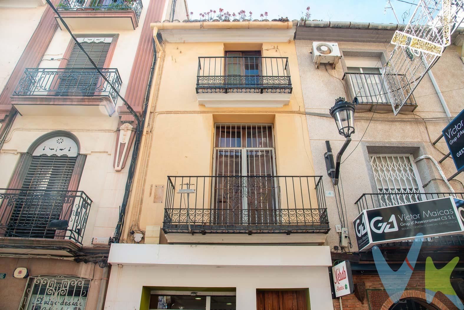 CASA compuesta de planta baja con dos locales, dos pisos altos independientes, azotea y un patio. Para reformar. La primera planta consta de pasillo, comedor, cocina, 4 habitaciones y 1 aseo. Tiene en la parte de atrás una zona de almacén y una terraza por donde se puede acceder al patio. La segunda planta consta de pasillo, comedor, cocina, 4 habitaciones y 1 baño. Características del solar: Se trata de una parcela irregular en forma de L con fondo de 42 metros y una superficie total de 312 m2, de los cuales 130m2 corresponden a un patio descubierto y el resto está destinado a la vivienda. . !!!!!GRAN OPORTUNIDAD!!!!. 