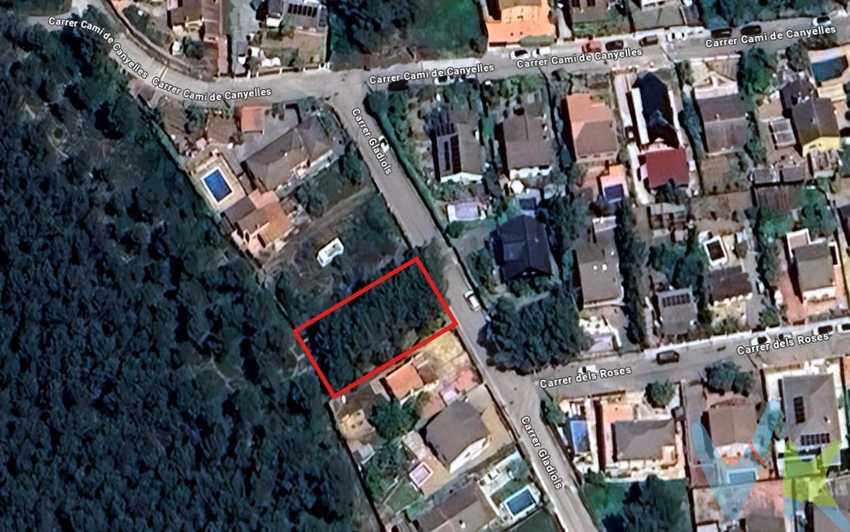 Te presentamos esta preciosa parcela de 478 m² ubicada en la tranquila urbanización Vora-Sitges de Canyelles, con una fachada principal orientada al noroeste. Si sueñas con diseñar y construir la casa perfecta, en un entorno natural y sin el bullicio de la ciudad, este es el terreno ideal para ti. Características destacadas:. Parcela con orientación noroeste, ideal para aprovechar al máximo la luz natural. Terreno espacioso para crear un hogar a medida, rodeado de naturaleza y con total privacidad. La urbanización Vora-Sitges, actualmente en proceso de urbanización, cuenta con luz y agua, por lo que ya tendrás los servicios básicos necesarios para tu futura vivienda. Conexiones inmejorables: Esta parcela se encuentra perfectamente comunicada gracias a su cercanía a las principales vías de acceso, como la C-31, C-15, C-32, AP-7 y la N-320, que te conectarán rápidamente tanto con Barcelona como con Tarragona. Centro de Canyelles: a solo 2,1 km. Vilanova i la Geltrú: a 7,3 km. Sitges: a 7,0 km. Aeropuertos: Barcelona - El Prat (38,5 km) y Reus (66,6 km). Tren: estación de Sitges a 9 km (12 minutos). Playas cercanas: Playas de Sitges (11,2 km) y de Vilanova i la Geltrú (14,2 km). Vive en un entorno idílico. La urbanización Vora-Sitges te ofrece la oportunidad de vivir rodeado de naturaleza, en un paraje que invita a la relajación y al disfrute con la familia. Aquí, podrás evadirte del estrés diario mientras disfrutas de la proximidad de los parques naturales del macizo del Garraf y del Parque Natural del Foix, combinando el clima de montaña con la cercanía de la playa. Canyelles, una encantadora población con tradición agrícola y un núcleo antiguo con mucho encanto, se encuentra a solo unos minutos. Su castillo, iglesia y pintorescas calles te trasladarán a otra época, y a pocos kilómetros, podrás disfrutar de las infraestructuras náuticas y de ocio de Vilanova i la Geltrú y Sitges: puertos deportivos, playas, paseos marítimos y campos de golf. Además, la comarca del Garraf ofrece una gran oferta comercial y cultural: museos de renombre, festivales, gastronomía reconocida, y eventos populares que harán de tu vida aquí una experiencia única. Sin olvidar su excelente oferta educativa, que incluye la prestigiosa Universidad UPC. ¡No dejes pasar esta oportunidad! Ven a visitar la parcela y comienza a diseñar la casa de tus sueños en un entorno único. ¡Llámanos hoy mismo!. El precio NO incluye impuestos, notaría, gestión y registro.