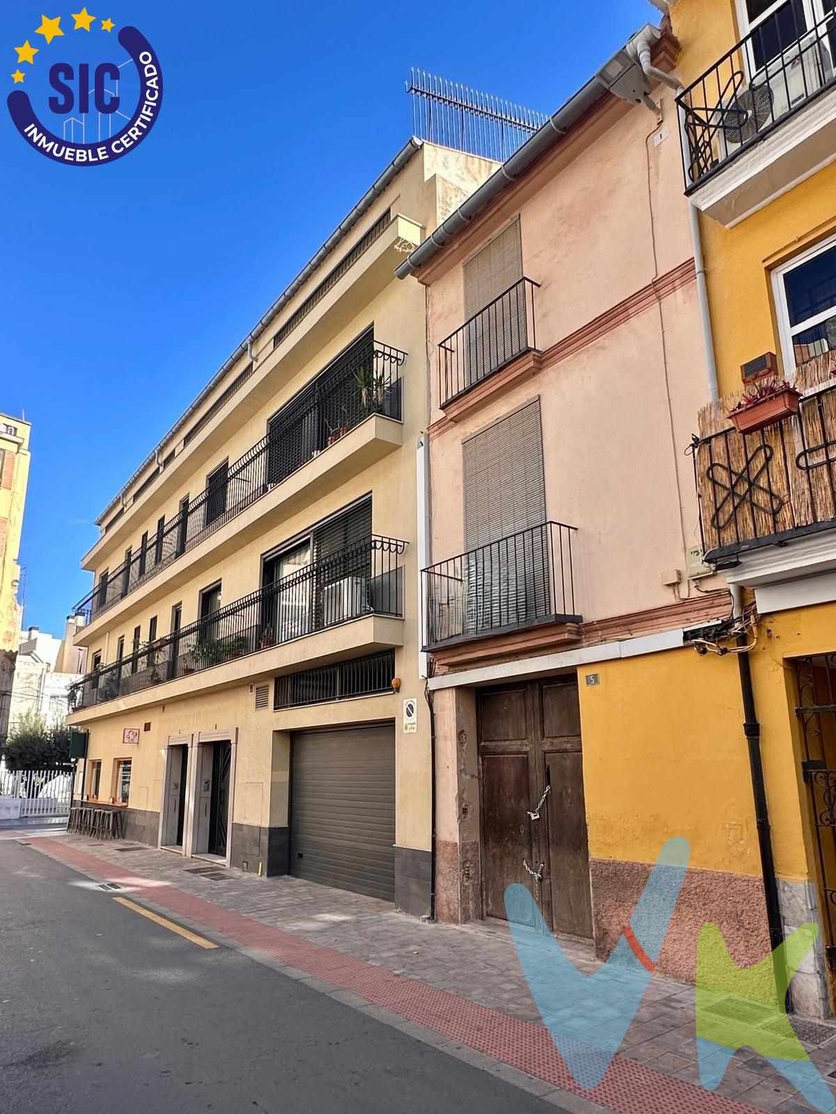 Presentamos una excepcional propiedad ubicada en el corazón de Castellón. Esta casa se asienta sobre una parcela de 100 m² y cuenta con un diseño distribuido en planta baja más dos alturas. Actualmente vacía y lista para ser reformada según sus necesidades e ideales; la distribución permite múltiples posibilidades tanto como restaurante debido a su estratégica ubicación cercana al bullicio del área comercial, así como también puede convertirse en un encantador hogar familiar. En la planta baja encontramos cuatro estancias amplias que ofrecen versatilidad funcional además de una cocina  y baño. La primera planta consta adicionalmente con cinco espacios flexibles mientras que la tercera brinda otras cuatro áreas aprovechables perfectas para crear ambientes acogedores o innovadores proyectos comerciales. Una terraza situada en la parte superior ofrece vistas despejadas del entorno urbano proporcionando ese toque especial tan deseado por los amantes del aire libre sin salir del encuadre citadino. No deje pasar esta oportunidad única: bien sea construir tu futuro negocio enfocado hacia la gastronomía local o transformar este espacio revitalizando sus tradiciones familiares - aquí lo tendrás todo al alcance. Este inmueble es en exclusiva, con lo que le facilitamos cualquier información sobre la vivienda. Por este motivo, solicitamos no molesten al propietario, ocupantes de la propiedad, vecinos o conserje de la comunidad. En todos los casos los precios expuestos son más impuestos y gastos derivados de la transmisión del inmueble. 