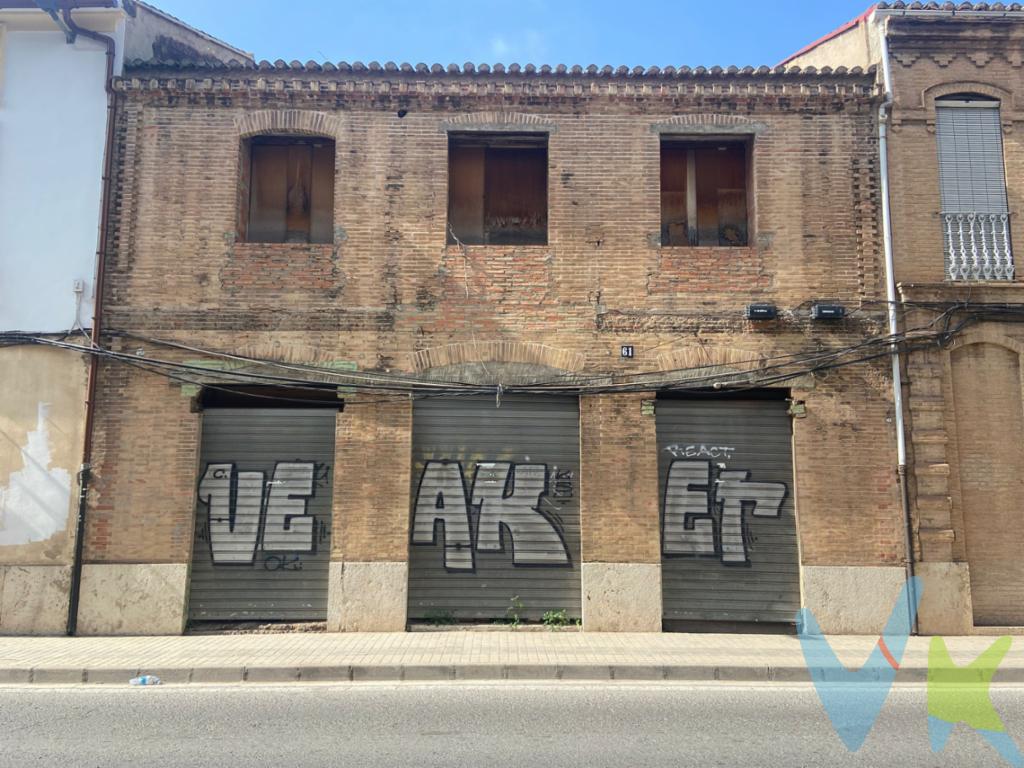 Es un edificio de 1914 que originalmente fue hogar y a la vez comercio familiar en la población de Tavernes Blanques, de hecho al día de hoy, conserva en su descripción catastral como uso principal el comercial a pesar que desde hace años no tiene actividad y que por parte de la administración local esta permitido su cambio de uso a exclusivamente residencial. El inmueble ha tenido intervenciones durante estos años al objeto de conservar su estructura y definir espacios internos para su uso como vivienda. Consta de planta baja y una planta alta, a la planta alta se puede acceder directamente desde la calle ya que tiene puerta independiente a la planta baja o desde el interior de esta última. En la planta alta, espacio conocido popularmente como la cambra, tiene en su zona central una estructura para altillo aprovechando su mayor altura por las pendientes de cubierta. La estructura original del edificio es a base de pilares de ladrillo macizo y vigas de madera en perfecto estado de conservación, también encontramos vigas metálicas en la planta baja en la zona posterior no ocupada en planta alta y en la estructura del altillo de la planta alta. Su cubierta es de teja cerámica curva, lo que le confiere y determina su imagen de casa de pueblo típica de esta comarca. Tanto su estructura vertical, horizontal, fachada, cubiertas y tabiquería se encuentran en buen estado de conservación al igual que instalaciones básicas eléctricas y de agua. Actualmente el edificio esta unido por la planta baja posterior izquierda con la planta baja recayente a calle San Roque de una superficie de 226 metros cuadrados construidos que se puede adquirir en conjunto con esta finca o independiente por un importe de 146.800,00EUR. En definitiva, te encuentras ante una propiedad única, donde puedes diseñar en el marco de una típica casa de pueblo un unifamiliar exclusivo o aprovechar para disponer de dos viviendas independientes en planta baja y primera altura, haz tus números tanto si se trata de construir tu hogar como de hacer una inversión, veras que todo cuadra. Tavernes Blanques es un municipio situado en la comarca de l´Horta Nord, a unos 3 km del centro de Valencia, con una superficie de 0´74 km y 9,095 habitantes.Está rodeado de huerta y por su término pasa el barranco del Carraixet. La ermita de la Mare de Deu dels Desamparats del Carraixet y el Cementeri dels Ajusticiats, datado en el siglo XV son su patrimonio histórico más antiguo.Pese al reducido tamaño del término, dispone de unos 39,048m2 de zonas verdes para el esparcimiento de los ciudadanos, dotadas casi todas ellas de instalaciones para el juego y el disfrute de pequeños y mayores.Cabe destacar el parque situado en la calle 1 de Mayo como uno de las áreas verdes de mayor relevancia del municipio, tanto por su tamaño y cantidad de arbolado, como por su ubicación en el corazón del casco urbano. De esta forma y gracias a su ubicación, la distancia máxima de este parque a sus vecinos, se encuentra a tan solo 10 min a pie.Otra de las principales zonas verdes es el parque lineal ubicado en la calle Rei en Jaume, delante del Centro de Exposición y Museo Lladró.Tavernes Blanques es un pequeño pueblo junto a la gran ciudad de Valencia, como decía a solo 3 kilómetros de la capital valenciana. No renuncies a nada, ten lo mejor de una gran ciudad con la calidad de vida de un pueblo tranquilo.Este inmueble ha sido certificado para su promoción y venta en el Servicio de Inmuebles Certificados de ASICVAL por un profesional acreditado en Registro de Agentes Inmobiliarios de la Comunitat Valenciana con número de inscripción RAICV 0008, lo que supone las máximas garantías para su compra como seguridad jurídica en su compraventa, poniendo a su disposición  toda la información y documentación  recogidos por Ley 12/2023 de 24 de mayo, por el derecho a la vivienda en especial en  sus artículos 30;  Principios básicos de derechos, facultades y responsabilidades y articulo 31.- Información mínima en las operaciones de compra y arrendamiento de la vivienda. Le recomendamos que si confía su gestión de compra en un mediador o intermediario inmobiliario que  el mismo se encuentre inscrito en el registro obligatorio de agentes inmobiliarios de la Comunitat Valenciana, garantía de que recibirá servicios profesionales, trasparencia en sus operaciones y plenas garantías en su compraventa. El PVP no incluye impuestos y gastos asociados a la compraventa ( notaria, registro, tramitación si procede y gestión inmobiliaria ). Consulte con su gestor de compra importe aproximado de dichos gastos ya que pueden variar dependiendo de sus  distintas situaciones personales y socioeconómicas como comprador. 