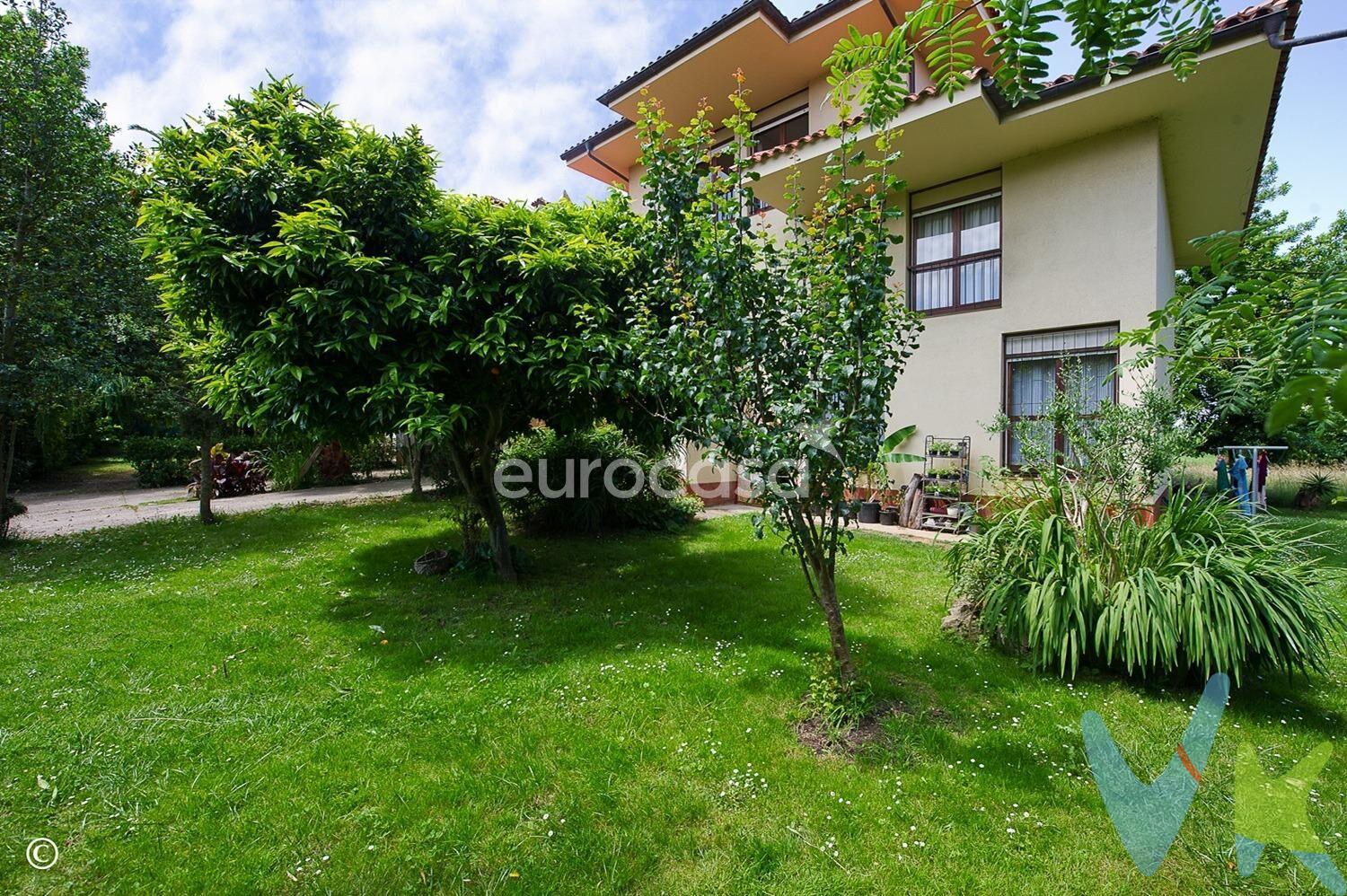 DONDE LOS SUEÑOS SE HACEN REALIDAD. ¿Buscas un hogar amplio, acogedor y bien conectado? Este espectacular chalet pareado en Ojáiz es perfecto para familias que quieren disfrutar de la tranquilidad sin renunciar a la ciudad. El chalet ha sido diseñado por el reconocido arquitecto cántabro Don Ricardo Lorenzo Gracia, cuyo nombre ha quedado unido a la modernidad arquitectónica. Entre sus trabajos tenemos El Gran Casino de Santander, la Estación Marítima y ahora tú puedes formar parte de este elenco de grandes edificaciones, construidas para perdurar en el tiempo. Ubicado sobre un precioso jardín, este chalet pareado se encuentra distribuido en tres cómodas plantas. Te encantará que es todo exterior. La planta baja con acceso desde el jardín te ofrece, según entras, un gran distribuidor que da paso a un garaje cerrado con aseo. Tu coche y enseres quedarán bien resguardados. En esta misma planta hallarás el sitio ideal para reuniones familiares o con amigos; un amplio salón con chimenea y cocina totalmente independiente del resto de la casa para mayor intimidad y versatilidad. A la primera planta accedes por una cómoda escalera que te lleva a un gran y acogedor salón con salida a la terraza perfecta para disfrutar del aire libre; también puedes acceder a dicha terraza por la cocina, funcional y preparada para toda la familia. Finalmente, dos amplias habitaciones forman la zona de descanso. Esta planta cuenta con un baño con plato de ducha. La segunda planta está compuesta por dos acogedoras habitaciones, una de ellas con vestidor y otra habitación ideal para despacho o cuarto de juegos. En esta planta hallarás también un baño. El jardín privado es el alma de la casa: espacio verde para que los niños jueguen, los adultos se relajen y las mascotas corran libres. Además, cuentas con una excelente conexión ya que tienes la salida cercana a la autovía, todos los servicios y las maravillosas playas de Santander a unos minutos en coche. Te ves viviendo aquí ¿verdad? Te damos la oportunidad de tener una casa para vivirla. 
