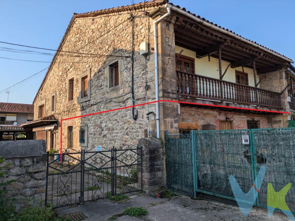 Os mostramos una maravillosa casa de piedra que se encuentra muy próxima al centro comercial de los Corrales de Buelna, en las inmediaciones de la Ermita de San Migueluco, una de las zonas con más atractivas y emblemáticas de los Corrales de Buelna.La edificación es de corte tradicional montañés y se encuentra en perfecto estado de conservación. Su planta es rectangular con tejado a dos aguas y en buen estado. Nuestra casa dispone de elementos tan característicos de la arquitectura montañesa como son los hastiales o cortavientos, con sus esquinas de piedra de sillería. Interiormente la casa se compone de tres plantas. La planta baja está ocupada por una gran zona de garaje/almacén/zona de lavado, una despensa y el recibidor o acceso a la vivienda. En  la planta primera del edificio está ocupada por lo que es la vivienda  propiamente dicho, distribuida en  un gran  salón comedor, en el que destaca una gran chimenea, 2 baños completos, amplia cocina y tres espaciosos y luminosos dormitorios, dos de ellos con salida a la clásica balconada montañesa, orientados al sur. Por último encontramos la planta bajo cubierta que conserva su tradicional uso de desván, el cual tiene suficiente altura para permitirnos ampliar en él la vivienda. Cabe destacar el buen estado en general de la vivienda y sus buenas condiciones de habitabilidad. Dispone de calefacción de gasoil y ventanas de pvc doble acristalamiento oscilovatiente. Además la vivienda dispone de un patio enlosado, una zona anexa a la vivienda que podría transformase en un bonito txoko y una zona de  huerta con árboles frutales.