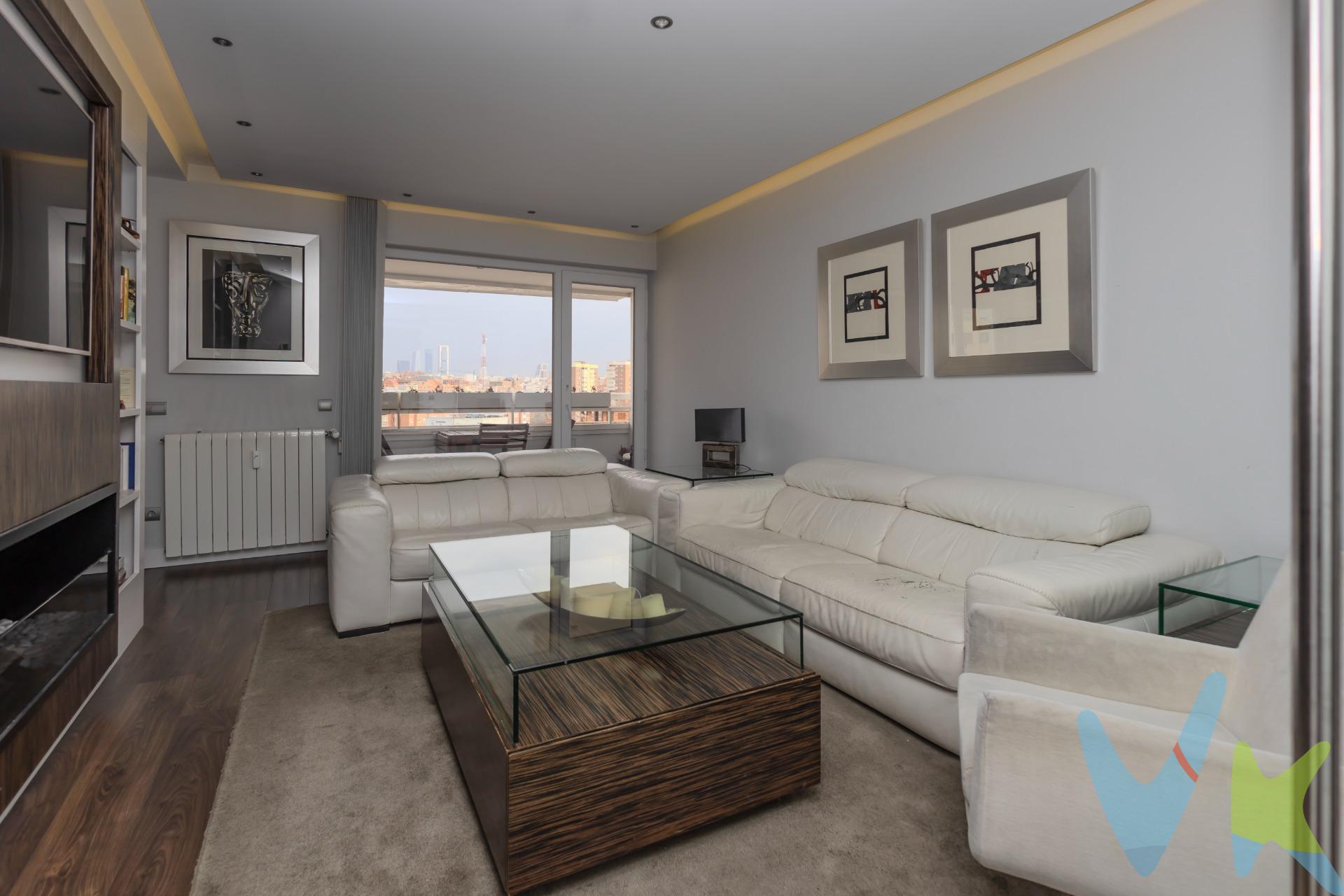 Vivir en una décima planta con vistas a todo Madrid es un privilegio al alcance de muy pocas viviendas, y esta es una de ellas. Desde el primer instante, nos encontramos con una vivienda completamente reformada y exterior con espacios amplios, vistas despejadas de la ciudad que convierte el hogar en un auténtico mirador y muchísima luz. El amplio hall de entrada nos da paso al salón independiente con terraza y comedor con enorme ventanal, se trata de una estancia generosa y elegante, perfecta para diferenciar con claridad la zona de estar y el comedor. La luminosidad, junto con el suelo de tarima, aporta una agradable calidez y continuidad visual. El comedor, separado del salón, invita a reuniones familiares y cenas tranquilas, manteniendo la independencia y el confort de cada ambiente. La cocina, amplia y funcional, se presenta amueblada y cuenta con un valor añadido cada vez más difícil de encontrar: despensa y zona de lavado independiente, ideal para quienes valoran el orden, la capacidad de almacenaje y la practicidad en el día a día. Junto a la cocina, dormitorio/sala de juegos/dormitorio de servicio o de invitados con aseo. La zona de descanso está compuesta por cuatro dormitorios de excelente tamaño, versátiles y adaptables a cualquier necesidad. La vivienda se completa con tres baños completos, bien distribuidos para dar servicio con comodidad a toda la casa. El precio incluye plaza de garaje y trastero en la misma finca. Cabe destacar, además, que el edificio dispone de acceso PMR, convirtiendo esta vivienda en una opción inclusiva, cómoda y preparada para todas las etapas de la vida. Dispone de conserje, montacargas y cuarto de basuras. Ubicada en la calle Santiago Rusiñol, una vía tranquila y residencial, rodeada de edificios consolidados y zonas verdes, ofrece un entorno silencioso sin renunciar a la cercanía de servicios y excelentes comunicaciones. Ciudad Universitaria es una de las zonas más valoradas de Madrid por su equilibrio entre naturaleza, servicios y conexión, con universidades, hospitales, comercios de proximidad, metro, autobuses y rápidos accesos al centro de la ciudad. Por metros, distribución, accesibilidad y ubicación, este piso representa una oportunidad excepcional para quienes buscan una vivienda amplia, exterior y totalmente reformada. Información adicional:. •	Metros construidos según registro: 192,71 m². •	Metros catastrales: 251M2 (vivienda 180 m², parking 12 m², trastero 5 m², más elementos comunes). •	Metros útiles aproximados: 170 m². Este anuncio no es vinculante y puede contener errores. Se muestra a título informativo y no contractual. El precio publicado no incluye el mobiliario ni la decoración, ni los impuestos, ni los honorarios derivados del servicio de compra. El comprador asumirá, además del precio de compraventa, un coste adicional del 3 % del precio del inmueble en concepto de servicio de gestión, asesoramiento y acompañamiento en todo el proceso de compra; un 6 % correspondiente al Impuesto de Transmisiones Patrimoniales (ITP); los gastos de notaría, que supondrán aproximadamente entre un 0,2 % y un 0,5 % del valor de la vivienda; y los gastos de inscripción en el Registro de la Propiedad, estimados entre un 0,1 % y un 0,25 % del precio de compraventa. 📞 Contacta para más información o para concertar una visita. 