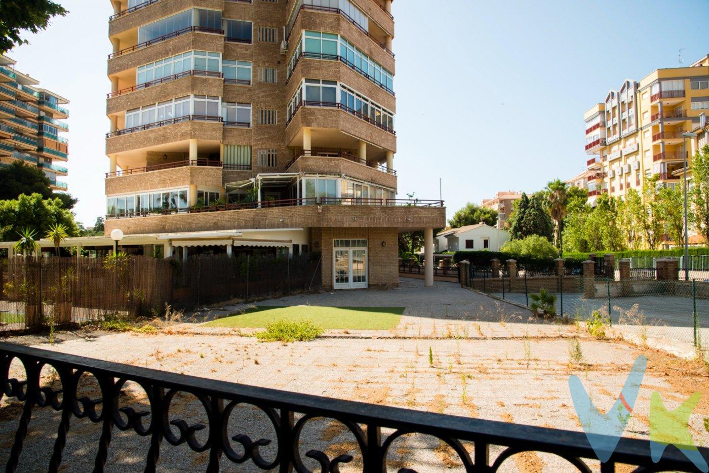 ¡Atención emprendedores y empresarios!. Les presentamos un excepcional local comercial disponible para la venta y en alquiler, ubicado en una privilegiada área de Benicasim. Este amplio espacio cuenta con 82 m2 interiores, complementados por una impresionante terraza cubierta de 57 m2 y dos terrazas descubiertas que ofrecen más de 750 m2 adicionales al aire libre. Además, el inmueble incluye una exclusiva zona destinada a aparcamiento habilitada para hasta 12 vehículos gracias a su vado autorizado. Para facilitar aún más sus operaciones comerciales, se dispone también de un trastero adicional ideal como almacén o espacio extra necesario. Con estas características únicas combinadas junto a su estratégica ubicación cercana al mar —que atrae tanto turistas como locales durante todo el año— este local representa una oportunidad inigualable dentro del mercado actual. Ya sea si desea iniciar un nuevo negocio desde cero o expandir uno existente, esta propiedad le proporciona todas las herramientas necesarias para lograr el éxito deseado entre los visitantes frecuentes que buscan disfrutar lo mejor que ofrece este atractivo destino turístico. Cabe destacar que esta oferta es completamente exclusiva; por ello solicitamos no molestar ni al propietario ni a los ocupantes actuales del lugar mientras gestionan visitas e información sobre la misma. En todos los casos los precios expuestos son más impuestos y gastos derivados de la transmisión del inmueble. 