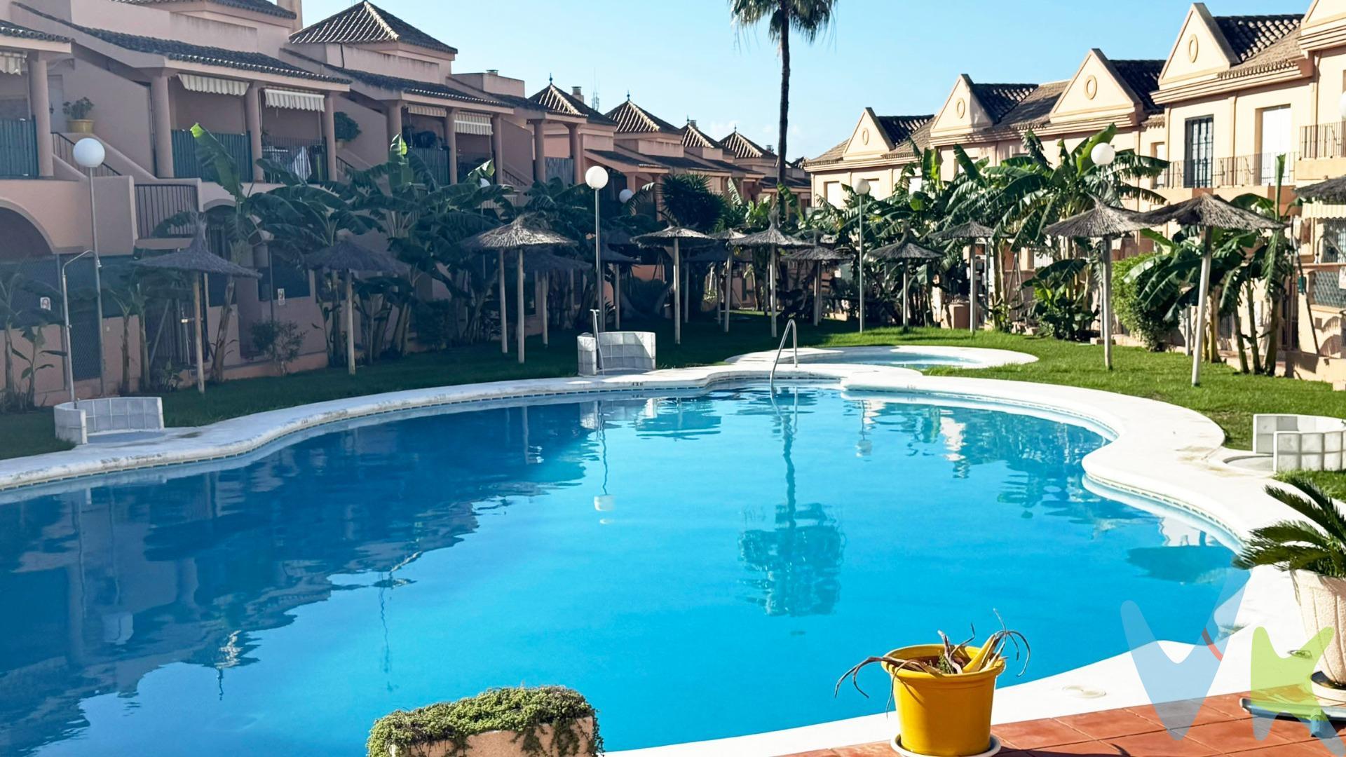 ¡No pierdas la oportunidad de vivir cerca de la playa en la exclusiva urbanización Al Andalus, en Coto de la Campa! Este apartamento en planta baja cuenta con todas las comodidades que necesitas: 2 dormitorios, un luminoso salón comedor, cocina independiente amueblada, baño, pequeño patio trasero y un amplio patio delantero. Además, disfrutarás de una plaza de garaje propia en el subterráneo de la urbanización, así como de las piscinas comunitarias, zonas de jardín y parque infantil. Todo a menos de 5 minutos a pie de la hermosa playa de la Barrosa. APARTAMENTO BAJO con 47 m² construidos (42 m² útiles) que consta de 2 dormitorios, salón comedor, cocina, baño, 2 patios y plaza de garaje. En urbanización privada con zonas verdes, parque y piscinas. . No dejes pasar esta oportunidad única de tener tu propio refugio junto al mar. ¡Contáctanos hoy mismo para más información y para concertar una visita sin compromiso. LE GUSTARÁ!!!. . Informamos a nuestros clientes de que los gastos de Notaría, Gestoría, Impuestos y los honorarios de la agencia no están incluidos en el precio. A su vez, disponemos del Documento Informativo Abreviado de la propiedad (Según Decreto 218/2005, del 11 de Octubre) y de Seguro de Caución, para la protección del dinero entregado como señal para la Reserva de una vivienda. 