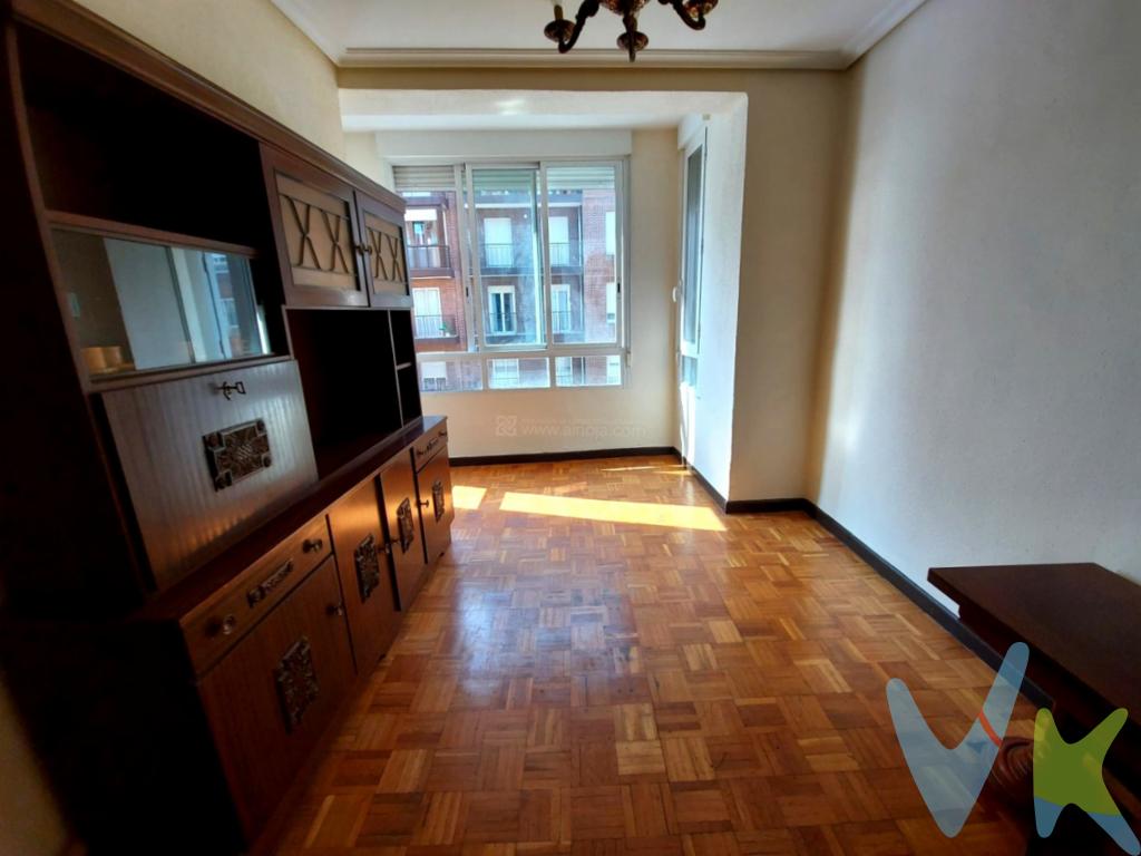 Bonito apartamento en el centro de Logroño.Se presenta una exclusiva oportunidad para adquirir un encantador apartamento, ideal para aquellos que valoran la comodidad y la ubicación céntrica. Con una superficie útil de 42.55 m² y una superficie construida de 52.9 m², este acogedor apartamento es el refugio perfecto para quienes buscan un espacio funcional y bien distribuido.Este apartamento se emplaza en la tercera planta de un edificio histórico construido en 1954, el cual conserva el encanto arquitectónico de la época y se complementa con comodidades modernas. La presencia de un ascensor garantiza un acceso cómodo y sin esfuerzo a la vivienda.La propiedad incluye un dormitorio de tamaño adecuado, ofreciendo un  un ambiente cálido y bien iluminado, donde la luz natural fluye a través de las ventanas.Además cuenta con la ventaja adicional de un trastero. Este espacio auxiliar proporciona la solución perfecta para el almacenamiento de pertenencias adicionales.La buena distribución ofrece la posibilidad de personalizarlo a su gusto, permitiendo a los nuevos propietarios adaptar el espacio a sus necesidades. La relación calidad-precio es difícil de igualar en una ubicación tan demandada, lo cual lo convierte en una oportunidad única que no se debe pasar por alto.Para apreciar en su totalidad el encanto y las posibilidades que ofrece, se recomienda realizar una visita.   