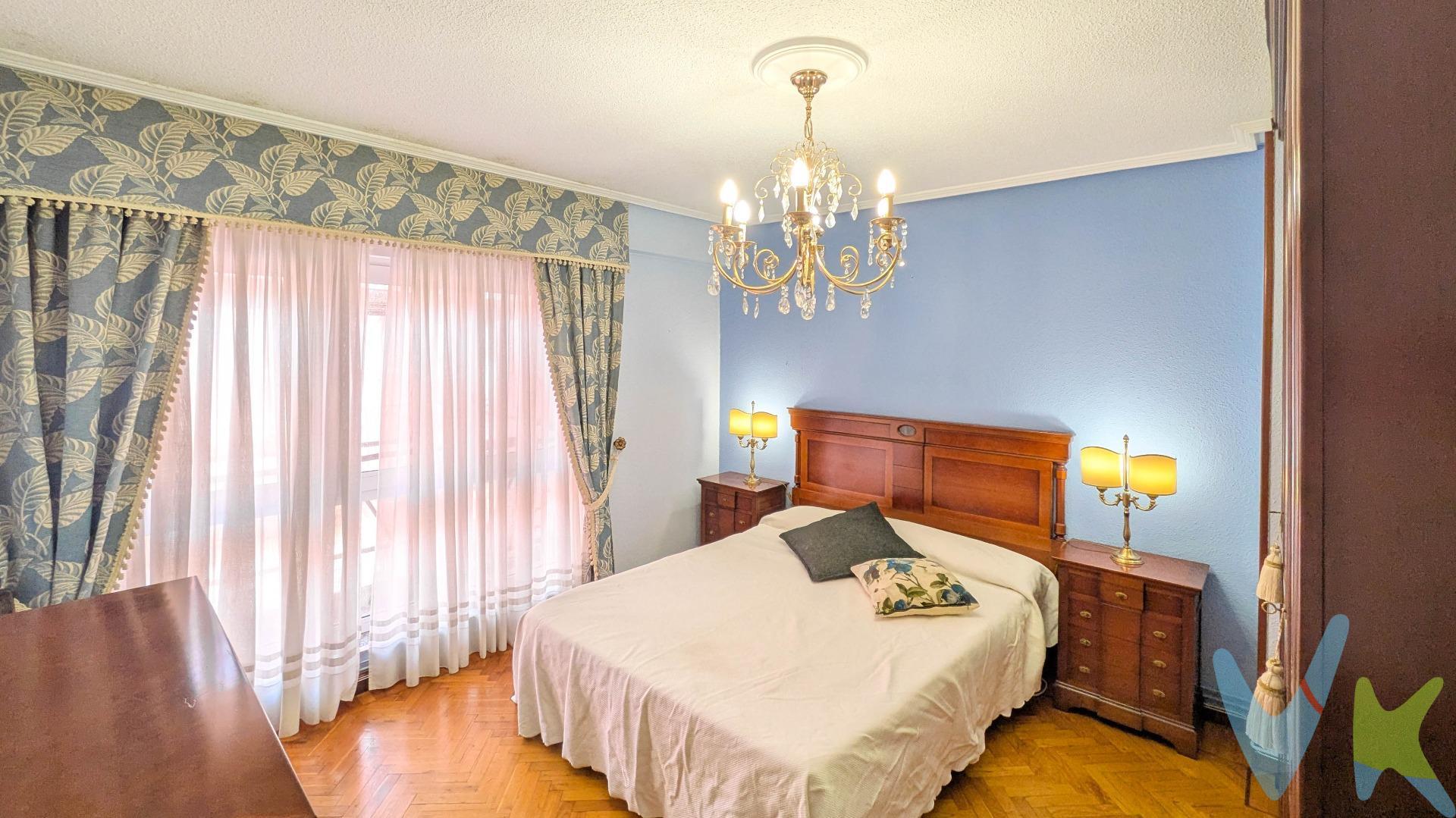 ¡Descubre tu nuevo hogar! 🏡 Este espacioso piso de 85m2 se encuentra en una ubicación inmejorable, junto al parque de la Marga y a tan solo 5 minutos de las Estaciones de Autobuses y Trenes. 🚉 A menos de 10 minutos del Hospital Valdecilla, rodeado por todos los servicios necesarios: colegios, supermercados, farmacias, cafeterías y restaurantes. Ideal para amantes del aire libre y aquellos que les apasione salir a andar o patinar alrededor del Puerto Pesquero y el paseo marítimo 🌊. . Cuenta con tres habitaciones, una cocina completamente equipada 🍽️ con despensa amplia perfecta para almacenamiento adicional, calefacción con caldera a estrenar, un cómodo salón donde disfrutarás de tus series favoritas y un baño completo equipado con plato ducha y bidé. El edificio cuenta con seguridad las 24 horas 🔒 y dispone de ascensor para mayor comodidad. . Opción con garaje y trastero junto al edificio, a consultar. ¡No esperes más y contáctanos sin ningún compromiso! Este puede ser el hogar que estabas esperando. ¿Necesitas ayuda financiera o vender para comprar? Nuestro equipo te asesora y gestiona tanto la venta de tu actual casa como la búsqueda de hipoteca para que no tengas que preocuparte por nada. AVISO IMPORTANTE: 📅 Dada la demanda actual, las visitas se realizarán exclusivamente en jornadas programadas y siguiendo un riguroso orden de contacto. Se sugiere máxima antelación para garantizar disponibilidad en los horarios establecidos. Nota: El acceso a la visita está sujeto al cumplimiento previo de los requisitos imprescindibles y disponibilidad del equipo comercial. TRANSPARENCIA GESTIÓN INMOBILIARIA:. - Sujeto a decisión última del cliente propietario. - Al precio se añadirán Impuestos, gastos de Notaría, registro y honorarios. - Consultar resto de condiciones. 
