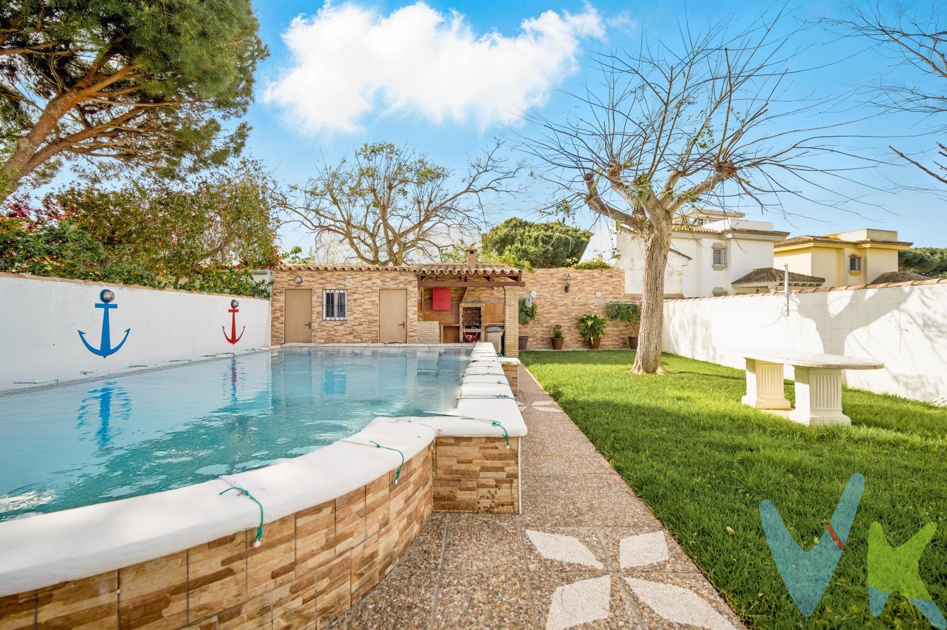 Descubre este espectacular chalet ubicado en la cotizada zona de Sancti Petri, a pocos pasos del mar y el antiguo puerto pesquero. Con una superficie construida de 86 m² sobre una generosa parcela de 400 m², esta propiedad está diseñada para ofrecerte comodidad y calidad. Cuenta con dos amplias habitaciones dobles, una habitación sencilla y tres baños que incluyen un baño en suite ideal para tu privacidad. Disfruta del aire acondicionado presente en todas las estancias, perfectas tanto para los calurosos días veraniegos como para relajarte durante todo el año. El exterior no se queda atrás; cuenta con un hermoso jardín donde podrás disfrutar momentos al aire libre junto a su piscina privada o organizar inolvidables reuniones familiares bajo el acogedor porche trasero equipado especialmente pensando en tus mejores recuerdos. Además, tendrás acceso a barbacoa perfecta para esos días soleados. La carpintería interior es toda madera aportando calidez al ambiente mientras que la orientación sur garantiza luminosidad natural durante todo el día ¡Así mismo tendrás cerca paradas autobús facilitándote así desplazamientos hacia La Barrosa! Esta casa te espera lista 'para entrar a vivir'. No pierdas esta oportunidad única valorada actualmente en €650.000. Comercializamos este inmueble en exclusiva, lo que le garantiza el acceso a toda la información y un servicio de calidad. En cumplimiento del Decreto de la Junta de Andalucía 218/2005 del 11 de Octubre, se informa al cliente que los gastos notariales, registrales, ITP y otros gastos inherentes a la compraventa no están incluidos en el precio. Igualmente disponemos del Documento Informativo Abreviado de la Propiedad (D.I.A) , y de un Seguro de Caución para garantizar las cantidades entregadas a nuestra Agencia en concepto de Reserva y/o Arras.