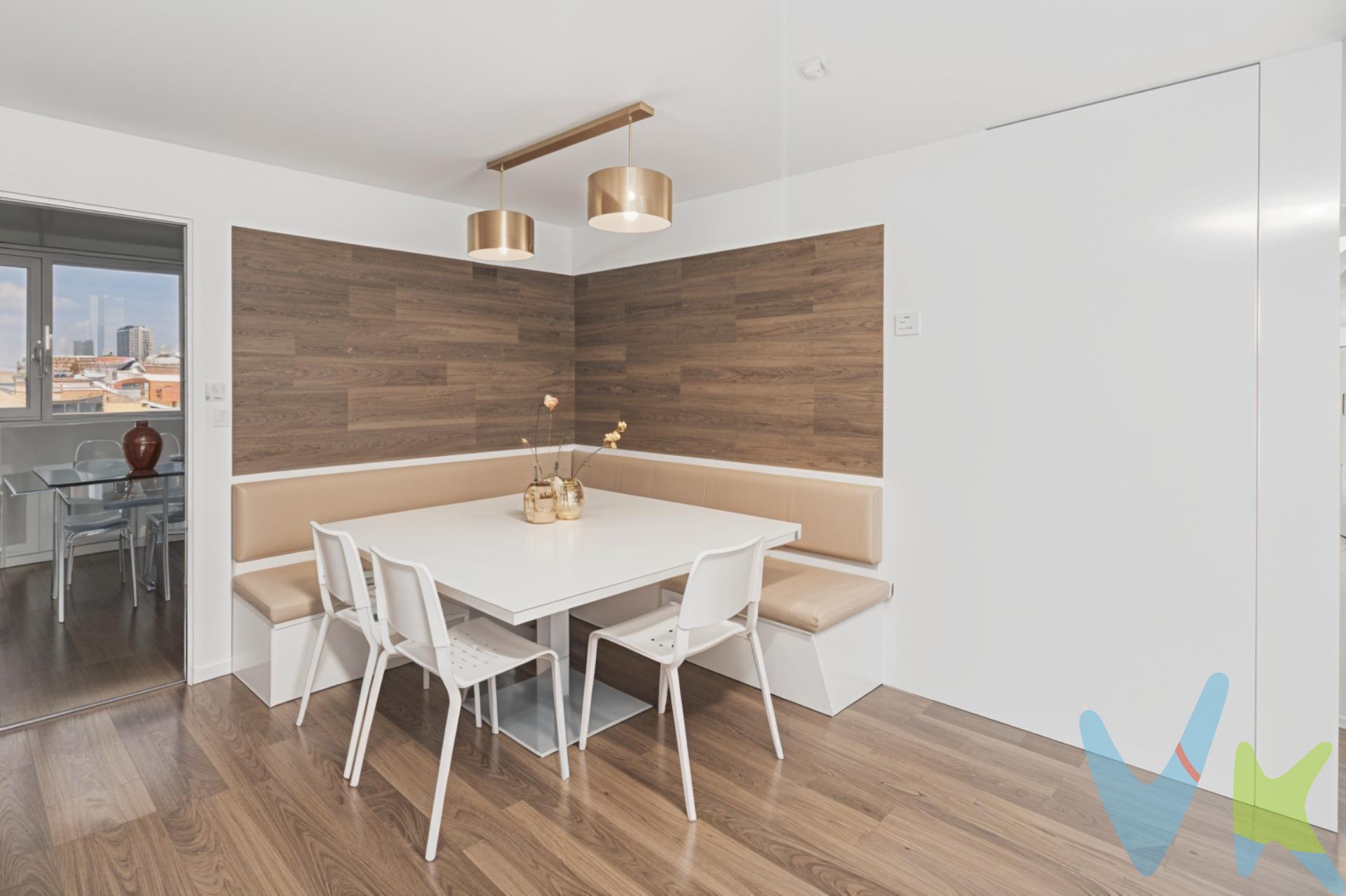 Vivir en una décima planta con vistas a todo Madrid es un privilegio al alcance de muy pocas viviendas, y esta es una de ellas. Desde el primer instante, nos encontramos con una vivienda completamente reformada y exterior con espacios amplios, vistas despejadas de la ciudad que convierte el hogar en un auténtico mirador y muchísima luz. El amplio hall de entrada nos da paso al salón independiente con terraza y comedor con enorme ventanal, se trata de una estancia generosa y elegante, perfecta para diferenciar con claridad la zona de estar y el comedor. La luminosidad, junto con el suelo de tarima, aporta una agradable calidez y continuidad visual. El comedor, separado del salón, invita a reuniones familiares y cenas tranquilas, manteniendo la independencia y el confort de cada ambiente. La cocina, amplia y funcional, se presenta amueblada y cuenta con un valor añadido cada vez más difícil de encontrar: despensa y zona de lavado independiente, ideal para quienes valoran el orden, la capacidad de almacenaje y la practicidad en el día a día. La zona de descanso está compuesta por cinco dormitorios de excelente tamaño, versátiles y adaptables a cualquier necesidad. La vivienda se completa con tres baños completos y un aseo, bien distribuidos para dar servicio con comodidad a toda la casa. El precio incluye plaza de garaje y trastero en la misma finca. Cabe destacar, además, que el edificio dispone de acceso PMR, convirtiendo esta vivienda en una opción inclusiva, cómoda y preparada para todas las etapas de la vida. Dispone de conserje, montacargas y cuarto de basuras. Ubicada en la calle Santiago Rusiñol, una vía tranquila y residencial, rodeada de edificios consolidados y zonas verdes, ofrece un entorno silencioso sin renunciar a la cercanía de servicios y excelentes comunicaciones. Ciudad Universitaria es una de las zonas más valoradas de Madrid por su equilibrio entre naturaleza, servicios y conexión, con universidades, hospitales, comercios de proximidad, metro, autobuses y rápidos accesos al centro de la ciudad. Por metros, distribución, accesibilidad y ubicación, este piso representa una oportunidad excepcional para quienes buscan una vivienda amplia, exterior y totalmente reformada. Información adicional:. •	Metros construidos según registro: 192,71 m². •	Metros catastrales: 251M2 (vivienda 180 m², parking 12 m², trastero 5 m², más elementos comunes). •	Metros útiles aproximados: 170 m². Este anuncio no es vinculante y puede contener errores. Se muestra a título informativo y no contractual. El precio publicado no incluye el mobiliario ni la decoración, ni los impuestos, ni los honorarios derivados del servicio de compra. El comprador asumirá, además del precio de compraventa, un coste adicional del 3 % del precio del inmueble en concepto de servicio de gestión, asesoramiento y acompañamiento en todo el proceso de compra; un 6 % correspondiente al Impuesto de Transmisiones Patrimoniales (ITP); los gastos de notaría, que supondrán aproximadamente entre un 0,2 % y un 0,5 % del valor de la vivienda; y los gastos de inscripción en el Registro de la Propiedad, estimados entre un 0,1 % y un 0,25 % del precio de compraventa. 📞 Contacta para más información o para concertar una visita. 