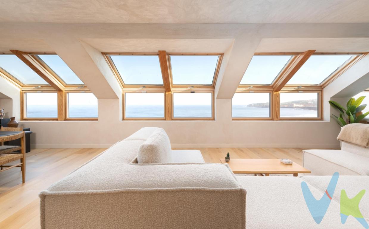 ? Vivir frente al mar en Gijón ?Ubicado en un enclave privilegiado, en la Primera Línea de la Playa de San Lorenzo, en el corazón de Gijón, presentamos este exclusivo ático con impresionantes vistas al mar. Una vivienda única donde cada amanecer se convierte en un espectáculo y el sonido de las olas marca el ritmo de tus días.Es la única vivienda de la última planta del edificio, lo que unido a que los edificios colindantes son de menor altura, se traduce en una privacidad absoluta, con la sensación de aislamiento de una casa unifamiliar.Con un total de 230 metros construidos y 154 metros útiles. El salón principal se beneficia de una gran entrada de luz natural gracias a sus ocho enormes ventanales.La sensación de amplitud se ve complementada por una cuidada selección de acabados que aportan elegancia y calidez a la vez. Este espacio es perfecto para recibir invitados o simplemente disfrutar de momentos en familia.Cuenta también con un amplio trastero, lo que significa que el espacio no será un problema.Gastos e impuestos no incluidos en el precio. Honorarios de intermediación inmobiliaria a cargo del vendedor.A título orientativo, en segundas transmisiones, el comprador abonará el Impuesto sobre Transmisiones Patrimoniales (ITP). Para consultar los porcentajes del ITP en Asturias puede hacerlo a través de la web oficial de servicios tributarios del Principado de Asturias https://sede.tributasenasturias.es/sites/sede/default/es_ES/Que-quieres-hacer/Transmisiones-Patrimoniales-y-AJD. La base imponible será el mayor valor entre precio de compraventa, tasación o valor de referencia catastral. Gastos de notaría y registro según aranceles variables según precio, número de copias y complejidad.  El comprador escoge libremente notario. El vendedor asume la plusvalía y el resto de gastos son del comprador. Si se precisa hipoteca: Tasación, condiciones y costes bancarios según entidad elegida por el comprador; así como los gastos de gestoría y cualesquiera otros inherentes a la formalización de la compraventa. De acuerdo con la ley, no se incluyen en el precio otros gastos o tributos que legalmente correspondan al comprador.. El consumidor tiene derecho, conforme a la normativa vigente, a disponer de información y documentación adicional relativa al inmueble y condiciones de la compraventa, accesible en la sede física . La agencia actúa exclusivamente como intermediaria en la operación. Cualquier compraventa y sus condiciones quedan sujetas en todo caso a la aceptación expresa del vendedor del inmueble y a la posterior formalización del correspondiente contrato. El presente anuncio tiene carácter meramente informativo; la información suministrada se corresponde con la disponible a la fecha de publicación, pudiendo variar en función de las circunstancias o actualizaciones legales, contractuales y fiscales.