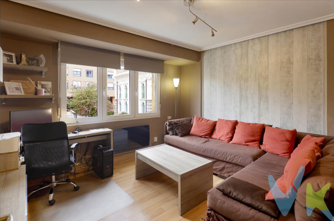 Piso todo exterior de 2 dormitorios, salón, cocina y baño, en un edificio con un amplio ascensor para 5 personas.Cocina y baños reformados. Ventanas de PVC. Suelos y puertas cambiados. Calefacción y agua caliente eléctricos. Baño con ventana y plato de ducha.Excelente opción para primera o segunda vivienda o como alquiler vacacional, al ser una de las zonas más demandadas de Gijón por su cercanía al centro y a la playa de San Lorenzo. ¿Estás preparado para dar el siguiente paso? Solicita más información y agenda tu visita ahora mismo. Gastos e impuestos no incluidos en el precio. Honorarios de intermediación inmobiliaria a cargo del vendedor y honorarios de mediación inmobiliaria del 2% más I.V.A. con un mínimo de 2000 euros mas I.V.A a cargo del compradorA título orientativo, en segundas transmisiones, el comprador abonará el Impuesto sobre Transmisiones Patrimoniales (ITP). Para consultar los porcentajes del ITP en Asturias puede hacerlo a través de la web oficial de servicios tributarios del Principado de Asturias https://sede.tributasenasturias.es/sites/sede/default/es_ES/Que-quieres-hacer/Transmisiones-Patrimoniales-y-AJD. La base imponible será el mayor valor entre precio de compraventa, tasación o valor de referencia catastral. Gastos de notaría y registro según aranceles variables según precio, número de copias y complejidad.  El comprador escoge libremente notario. El vendedor asume la plusvalía y el resto de gastos son del comprador. Si se precisa hipoteca: Tasación, condiciones y costes bancarios según entidad elegida por el comprador; así como los gastos de gestoría y cualesquiera otros inherentes a la formalización de la compraventa. De acuerdo con la ley, no se incluyen en el precio otros gastos o tributos que legalmente correspondan al comprador.. El consumidor tiene derecho, conforme a la normativa vigente, a disponer de información y documentación adicional relativa al inmueble y condiciones de la compraventa, accesible en la sede física . La agencia actúa exclusivamente como intermediaria en la operación. Cualquier compraventa y sus condiciones quedan sujetas en todo caso a la aceptación expresa del vendedor del inmueble y a la posterior formalización del correspondiente contrato. El presente anuncio tiene carácter meramente informativo; la información suministrada se corresponde con la disponible a la fecha de publicación, pudiendo variar en función de las circunstancias o actualizaciones legales, contractuales y fiscales. 