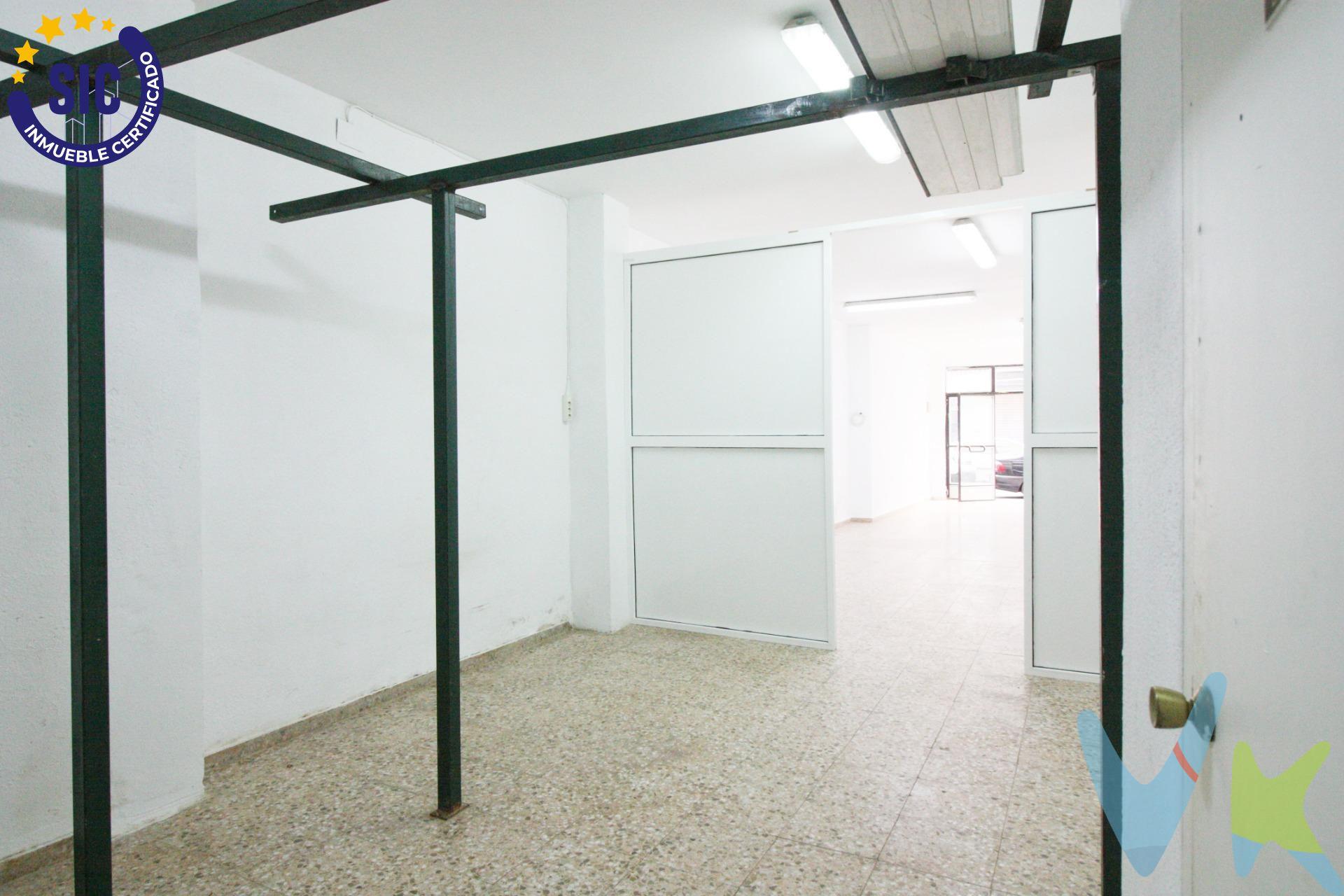 Si buscas un espacio versátil, bien ubicado y con gran potencial, este local comercial en la zona de Las Palmeras puede ser justo lo que necesitas. Con 86 m² de superficie, ofrece una distribución amplia y funcional que se adapta fácilmente a diferentes tipos de actividad: comercio, oficina profesional, centro de servicios, academia, despacho o cualquier proyecto que necesite una ubicación estratégica y visible. Su acceso directo desde la calle aporta comodidad tanto para clientes como para proveedores, mientras que su emplazamiento en una zona consolidada, rodeada de viviendas, comercios y servicios, favorece un flujo constante de personas durante todo el día. Ubicado en pleno núcleo urbano de Alaquàs, con buenas comunicaciones y todos los servicios al alcance, este local representa una excelente oportunidad para emprender, ampliar tu actividad o realizar una inversión con proyección de futuro. Un espacio lleno de posibilidades para dar forma a tu próximo proyecto. Ven a visitarlo y descubre todo lo que puede ofrecerte. INFORMACIÓN LEGAL AL CONSUMIDOR:. El precio indicado no incluye impuestos ni gastos derivados de la compraventa. Gastos a cargo del comprador:. • Impuesto de Transmisiones Patrimoniales (ITP): En segundas transmisiones, el tipo general vigente en la Comunitat Valenciana es del 10% sobre la base imponible, que será el mayor valor entre el precio de compraventa, el valor declarado o el valor de referencia catastral, pudiendo aplicarse tipos reducidos según las circunstancias del comprador. • Honorarios de intermediación inmobiliaria: 4% del precio final de venta con un mínimo de 4000€ + IVA (21%), a cargo del comprador. No incluidos en el precio de venta. • Notaría y Registro de la Propiedad: Los aranceles son oficiales y variables en función del precio y características de la operación. A título orientativo, entre 600 € y 1.000 €. Los gastos se distribuirán conforme a la normativa vigente, salvo pacto en contrario. Las condiciones pueden variar en función de las circunstancias personales y del régimen fiscal aplicable. Otros gastos:. • Gastos de financiación: Tasación, comisiones y condiciones bancarias según la entidad elegida por el comprador. • Gestoría: Servicio opcional, con costes variables en función del proveedor. • Podrán existir otros gastos inherentes a la formalización de la compraventa que correspondan al comprador según normativa vigente. El vendedor asumirá los gastos que legalmente le correspondan, salvo pacto en contrario. El inmueble no se encuentra sujeto, a fecha de publicación, a limitaciones de precio derivadas de normativa de zonas de mercado residencial tensionado. Se facilitará al cliente información detallada y personalizada de todos los costes asociados a la operación, así como la documentación relativa al inmueble, disponible en la sede física de la agencia - Av. Blasco Ibáñez 5 Bajo, 46970, Alaquàs (Valencia) y/o en el medio electrónico habilitado – www.inmueblesvalencianos.net. La agencia actúa exclusivamente como intermediaria en la operación. Cualquier compraventa queda sujeta a la aceptación expresa del vendedor y a la formalización del correspondiente contrato. El presente anuncio tiene carácter meramente informativo y no contractual, pudiendo estar sujeto a errores, cambios o actualizaciones.  . La venta de esta vivienda se gestiona mediante contrato de EXCLUSIVA COMPARTIDA por lo que se trabaja con cerca de 400 Inmobiliarias. . 