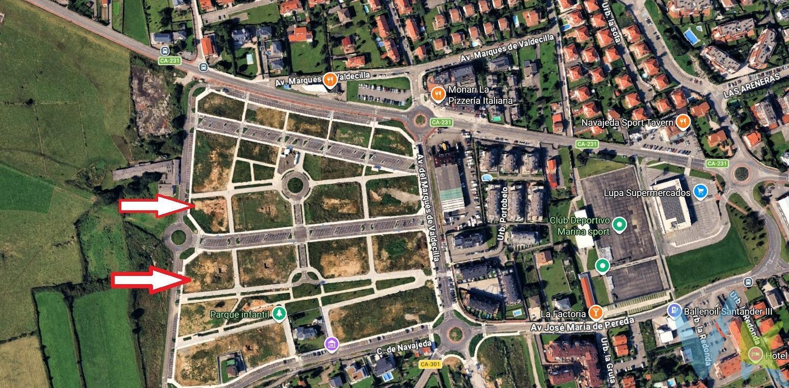 Parcelas urbanas en Soto de la Marina: construye donde siempre has querido vivir. Te presentamos un exclusivo conjunto de 11 parcelas urbanas directas , disponibles tanto de forma individual como en conjunto (el precio es por parcela, para el conjunto consultar), ubicadas en una de las zonas con mayor crecimiento y demanda de Cantabria: Soto de la Marina. Su principal atractivo es, sin duda, su excelente ubicación. En un entorno residencial consolidado, completamente urbanizado y con todos los servicios a pie de parcela, disfrutarás de la tranquilidad de vivir rodeado de viviendas unifamiliares sin renunciar a la comodidad de tener transporte público en la puerta y encontrarte a tan solo 10 minutos del centro de Santander. Además, la zona continúa creciendo y cuenta cada vez con más comercios, servicios y equipamientos, convirtiéndose en una apuesta segura tanto para construir tu vivienda como para invertir. Las parcelas disponen de todos los suministros:. Agua. Electricidad. Alcantarillado. Gas natural. Alumbrado público. Aceras. En cada parcela es posible construir una vivienda unifamiliar de aproximadamente 240 m² distribuidos en dos plantas, ofreciéndote el espacio ideal para diseñar la casa que siempre has imaginado. Una oportunidad única para vivir en una ubicación privilegiada, con todos los servicios ya ejecutados y excelentes comunicaciones. Impuestos, gastos de Notaria y Registro no están incluidos en el precio. 