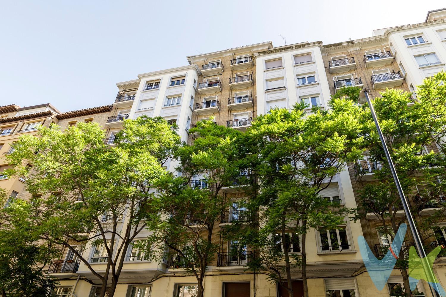 Te presentamos esta amplia vivienda situada en calle Arquitecto Yarza, en una tercera planta con ascensor, en una finca representativa y cuidada que cuenta con servicio de portería. Ubicada en una calle muy tranquila entre Paseo Constitución y Plaza San Sebastián, junto a San Ignacio de Loyola, en zona premium de Zaragoza, una de las más exclusivas de la ciudad. Una localización que combina perfectamente lo céntrico con un entorno residencial. La vivienda ofrece múltiples posibilidades gracias a sus metros:. Amplio salón con salida a balcón, muy luminoso, cuatro dormitorios (varios con armarios empotrados), cocina independiente con gran potencial de actualización, baño completo y aseo. Se vende con trastero en la misma finca. Conserva elementos originales como suelos de parquet en espiga, carpintería interior clásica y detalles que aportan personalidad, ideal para diseñar una vivienda única a tu gusto. Una oportunidad tanto para vivienda habitual como para inversión en una de las zonas con mayor interés de la ciudad. Ubicación, tranquilidad y potencial en plena zona premium de Zaragoza.