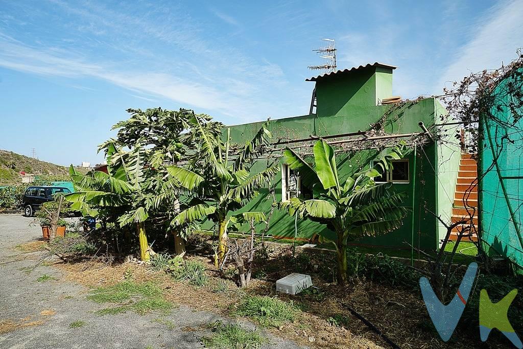 Descubre esta increíble propiedad ubicada en un entorno natural privilegiado, donde la tranquilidad y la belleza se fusionan en perfecta armonía. Esta finca excepcional ofrece una combinación única de comodidad, espacio y naturaleza, convirtiéndola en el lugar ideal para tu nueva residencia principal o como tu refugio de fin de semana. Con una extensión de 18,983 metros cuadrados, esta propiedad cuenta con todo lo que necesitas para disfrutar de la vida en el campo. Desde sus frondosos árboles frutales en plena producción, principalmente aguacateros, hasta su propio estanque para el abastecimiento de agua de riego, aquí encontrarás un oasis de serenidad y belleza. La vivienda principal, con su luminoso salón-cocina, dos acogedoras habitaciones dobles, un baño completo y un práctico aseo, te brinda todo el confort que necesitas. Además, en el exterior, podrás disfrutar de una zona de ocio equipada con una fantástica barbacoa y una cubierta ideal para compartir momentos inolvidables con familia y amigos. Y eso no es todo, ¡las vistas desde la azotea transitable son simplemente espectaculares! Imagina disfrutar de atardeceres de ensueño mientras contemplas el paisaje que se extiende ante ti. Además, la accesibilidad no será un problema, ya que los vehículos pueden llegar directamente hasta la puerta de la vivienda, que cuenta con un amplio espacio de estacionamiento para 4 o 5 coches. No pierdas la oportunidad de hacer tuyo este pedazo de paraíso en la tierra. ¡Contáctanos hoy mismo para programar una visita y hacer realidad tus sueños de vida en el campo!. Los gastos e impuestos derivados de la compraventa no están incluidos en el precio.