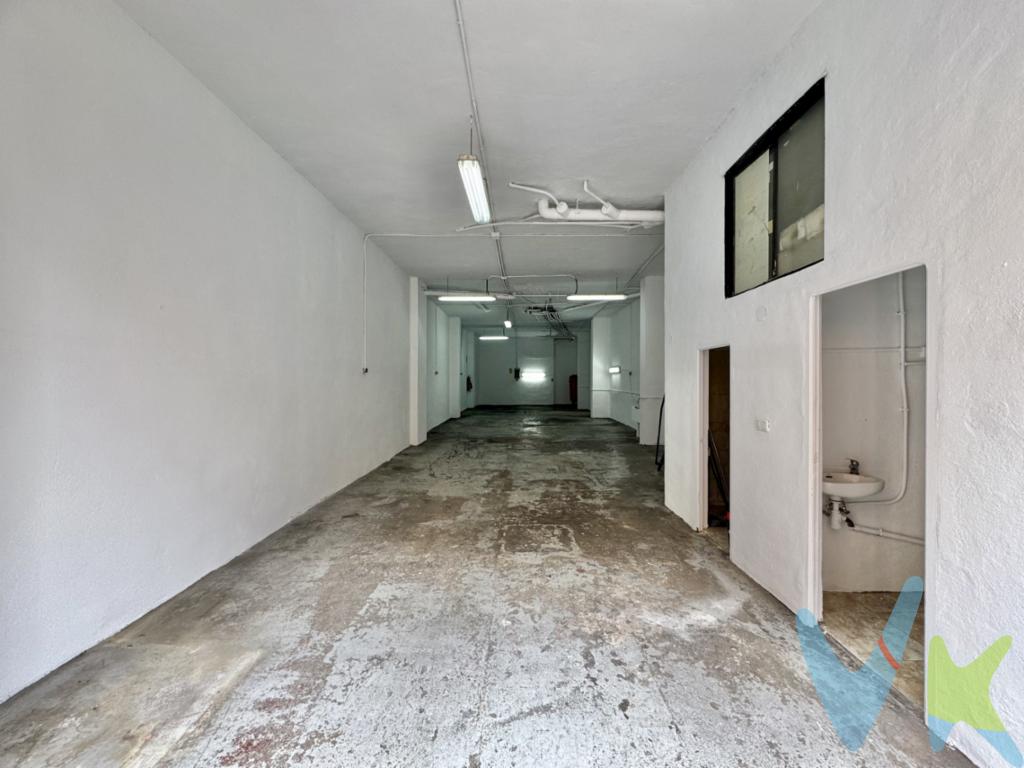 En el dinámico enclave de la Zona Avenida al Vedat de Torrent, ofrecemos en venta un magnífico local comercial que promete ser el espacio ideal para su negocio o inversión. Este establecimiento, con 146.77 metros cuadrados construidos y 131.8 metros útiles, destaca por su amplitud y versatilidad, permitiendo una infinidad de configuraciones para adaptar a sus necesidades específicas.La localización de este local es una de sus principales virtudes. Situado en una zona con excelente conectividad, cuenta con fácil acceso al transporte público, tanto metro como autobuses, asegurando que tanto clientes como empleados puedan llegar sin inconvenientes desde cualquier punto de la ciudad. Esta accesibilidad convierte al local en un punto estratégico para atraer una clientela diversa y numerosa, lo que resulta esencial para cualquier proyecto comercial.Construido en 1982, el local conserva una estructura sólida y resistente, reflejando el prestigio de su época mientras ofrece una plataforma robusta para cualquier tipo de renovación o modernización que se desee realizar. El espacio interior se caracteriza por su amplitud, permitiendo no solo un uso efectivo del área, sino también facilitando la incorporación de innovaciones y diseños modernos que puedan potenciar la experiencia del cliente y el equipo humano que opere en él.La Zona Avenida al Vedat es conocida por su movimiento comercial y residencial, lo que garantiza un flujo constante de potenciales visitantes. La presencia cercana de servicios y facilidades complementa el atractivo del entorno, permitiendo que el local sea un destino recurrente y estratégico dentro del tejido urbano local. Los alrededores vibrantes y la comunidad que converge en esta área ofrecen una garantía de vida y actividad continuas.Desde el primer momento que se cruza el umbral de este local, su visión para el futuro de su negocio encaja perfectamente en cada rincón. La generosidad del espacio permite una iluminación natural excepcional, creando un ambiente cálido y acogedor que hará que cualquier visitante se sienta bienvenido. Además, el diseño del local ofrece flexibilidad, permitiendo divisiones eficaces y personalizadas que optimicen su funcionamiento diario.Para aquellos que consideran este local como una inversión, la ubicación y las características del inmueble garantizan un atractivo potencial de revalorización. La creciente demanda de locales comerciales en áreas estratégicas como Zona San Valeriano hace de esta opción una propuesta rentable a corto y largo plazo.No pierda la oportunidad de visitar este fascinante local en una de las áreas más prometedoras de Torrent. Su próxima gran decisión para expandir o iniciar su negocio comienza aquí. No dude en solicitar más información y organizar una visita; cada rincón de este local espera para ser descubierto y convertirse en parte integral de su éxito futuro. La conjunción perfecta entre ubicación, espacio y potencial lo esperan en esta propiedad. Redefina su futuro comercial con este excelente local que reúne todas las condiciones necesarias para el éxito.Llámanos y te acompañaremos en todo el proceso de compraSi tienes que vender antes tu vivienda, llámanos y te asesoramos cómo hacerlo para además tener los mínimos gastos posibles y todas las garantías.OBSERVACIONES:* En nuestra agencia contamos con el distintivo de Agencia Registrada en el Registro de Agentes Inmobiliarios de la Comunidad Valenciana y cumplimos con todos los requisitos que debe tener un profesional del sector inmobiliario.* Por mandato expreso del propietario, COMERCIALIZAMOS ESTE INMUEBLE EN EXCLUSIVA, lo que le garantiza el acceso a toda la información, a un servicio de calidad, un trato fácil, sencillo y sin interferencias de terceros. Por este motivo, se ruega NO MOLESTAR AL PROPIETARIO, a los ocupantes de la propiedad o a los vecinos. Si usted es agente inmobiliario y tiene un cliente para este inmueble, llámenos estaremos encantados de colaborar. Muchas gracias por su comprensión.* La oferta está sujeta a cambios de precio o retirada del mercado sin previo aviso. Este anuncio en su conjunto, incluyendo textos, fotos, imágenes o cualquier otro contenido de este, no es vinculante dado que la información es ofrecida por terceros y puede contener errores. Se muestra a título informativo y no contractual.* El precio anunciado NO INCLUYE los impuestos, ni los gastos de la compraventa. A tal efecto, se informa que al referido precio habrá que añadirle los gastos propios de la transmisión inmobiliaria, entre los que cabe enumerar los siguientes: honorarios notariales, impuesto al que se encuentre sujeta la transmisión (Impuesto sobre el Valor Añadido o Impuesto sobre Transmisiones Patrimoniales y Actos Jurídicos Documentados, según el caso), gastos de inscripción en el Registro de la Propiedad, honorarios de gestoría, tasación, seguros y honorarios de intermediación de la agencia inmobiliaria.* Esta propiedad se pone a la venta con toda la documentación comprobada y en regla, por lo que ofrecemos GARANTÍAS a los compradores.*¿Qué te ofrecemos en nuestra agencia? - Agilizamos y hacemos más cómodo el proceso. - ¡Nos ocupamos de todo! Cero preocupaciones. - Recibe apoyo legal y fiscal durante todo el proceso. - Experto inmobiliario 100% a tu lado. - Asistencia post venta ¡Seguimos a tu lado! Si deseas saber más, no dudes en ponerte en contacto con nosotros. 