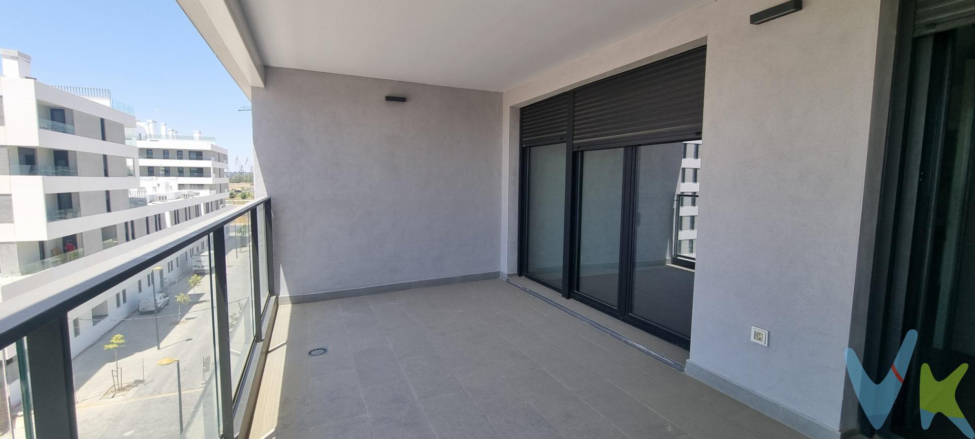 TU NUEVO HOGAR A ESTRENAR EN RESIDENCIAL MULHACEN, PALMAS ALTAS. Desde CASAPISO Inmobiliaria te presentamos, en exclusiva, esta magnífica vivienda de reciente construcción que te está esperando para estrenar vida. Ubicada en una cuarta planta con ascensor, en una de las zonas con mayor crecimiento y proyección de Sevilla —Palmas Altas— esta propiedad no solo ofrece espacio, luz y funcionalidad, sino también comodidad de alto nivel. Con una distribución cuidada y materiales actuales, cuenta con:. ✔ 2 dormitorios, uno de ellos principal con baño en suite y dos armarios empotrados,. ✔ 2 baños completos, uno con plato de ducha y otro con bañera,. ✔ Espectacular TERRAZA privada de 14 m², perfecta para disfrutar al aire libre,. ✔ Cocina totalmente amueblada y equipada con horno, microondas, vitrocerámica y campana extractora nuevos,. ✔ Climatización centralizada por conductos, para que disfrutes de una temperatura perfecta en cualquier época del año,. ✔ Plaza de GARAJE y TRASTERO incluidos en el precio, para tu total comodidad. ✔ Además, la urbanización cuenta con PISCINA comunitaria. Y lo mejor: todo es completamente nuevo, sin estrenar, para que tú seas la primera persona en convertir esta vivienda en hogar. Una propiedad ideal para quienes buscan confort, eficiencia y calidad, sin renunciar a una ubicación conectada con Sevilla capital, zonas comerciales, universidades y accesos rápidos. *te acompañamos en todo el proceso, porque este tipo de viviendas no duran mucho en el mercado… y sabemos reconocer el valor de lo que realmente merece la pena*. En cumplimiento de las obligaciones de información previstas Disp. final 3ª de la Ley 10/2025, de 28 de diciembre, de servicios de atención a la clientela y transparencia, así como en la normativa sectorial vigente, y RD 218/2005 de Inf. de la Junta de Andalucía, el precio indicado no incluye los gastos e impuestos inherentes a la adquisición, los cuales se desglosan estimados o con posibilidad de calcularlos a continuación; los gastos más ajustados serán dados en el D.I.A. en la visita a inmuebles, o antes. *Gastos de Notaría: La Minuta se calculará según al arancel notarial oficial: Anexo I, del Real Decreto 1426/1989, de 17 de noviembre. Enlace: notariared.com/calculadora-gastos-compra-vivienda/. *Gastos de Registro de la Propiedad: La inscripción se facturará según el arancel oficial: ANEXO I, del Real Decreto 1427/1989, de 17 de noviembre. Igual enlace anterior. *Gastos de Gestión (Gestoría): Los honorarios por la tramitación administrativa, liquidación de impuestos e inscripción registral ascienden de forma estimativa a [363 € aprox.] (IVA incluido), aunque depende de cada caso, y su dificultad. *Honorarios Agencia del Vendedor: incluidos en el PVP. *Honorarios Agencia del comprador: La agencia prestará los servicios de información, asesoramiento y acompañamiento previstos en el Encargo de Servicios y en el F.I.A.(Ficha Información Abreviada) Si solicita servicios adicionales o personalizados, sus honorarios serán informados previamente, de forma individualizada y por escrito, conforme a la libertad de pactos y a la normativa vigente. *Si necesita Financiación, su banco le informará. *Impuesto sobre Transmisiones Patrimoniales (ITP): Se aplicará el tipo impositivo vigente en Andalucía (generalmente el 7%, sin perjuicio de tipos reducidos del 6%. 3,5%, etc, aplicables según las circunstancias personales del comprador o las características del inmueble). El impuesto se devenga sobre el superior entre: 1.- Valor de Referencia de Catastro; y 2.- Precio de venta. Puede calcular su situación personal en el portal oficial de la A.T. de Andalucía. enlace: juntadeandalucia.es/organismos/economiahaciendayfondoseuropeos/areas/tributos-juego/tributos/paginas/impuestos-cedidos-transmisiones.html. . 