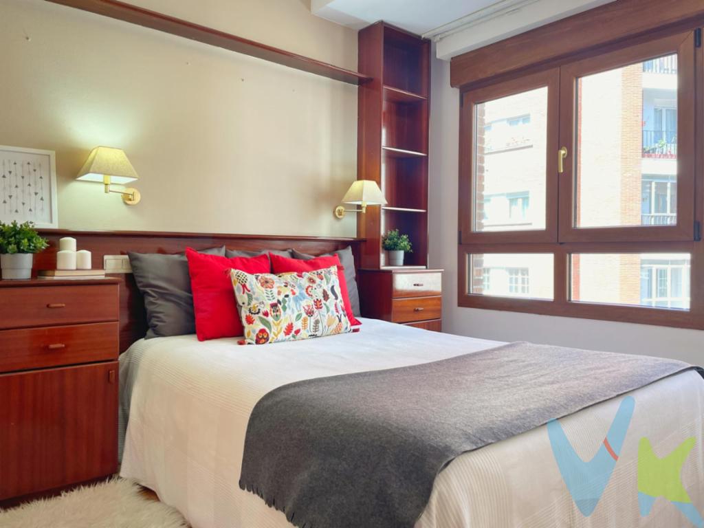 Si estas buscando una vivienda de tres dormitorios en Gijon, que esté en buenas condiciones para entrar a vivir, en una zona céntrica, con altura, soleada y luminosa, hoy te ofrecemos esta magnifica vivienda que se compone de Salón, Cocina, dos baños y tres dormitorios uno de ellos con baño incorporado, la vivienda tambien tiene un buen trastero en la planta bajocubierta. Como podrás apreciar en la galeria de fotos esta propiedad presenta buen estado, pavimento de parquet de roble, y estupenda cocina equipada con muebles de madera maciza.Se integra en un buen edificio construido en el año 1991 en la Avenida de Manuel Llaneza numero sesenta y cinco de Gijón.La zona cuenta con todo tipo de servicios como son Colegios, Institutos, Centro de Salud, Centro Comercial, supermercados y muy buena comunicación con autovía.Llámanos y te acompañaremos a visitar esta centrica viviendaEn el precio no está incluido el Impuesto de Transmisiones Patrimoniales, ni los Gastos de Notaría y Registro.
