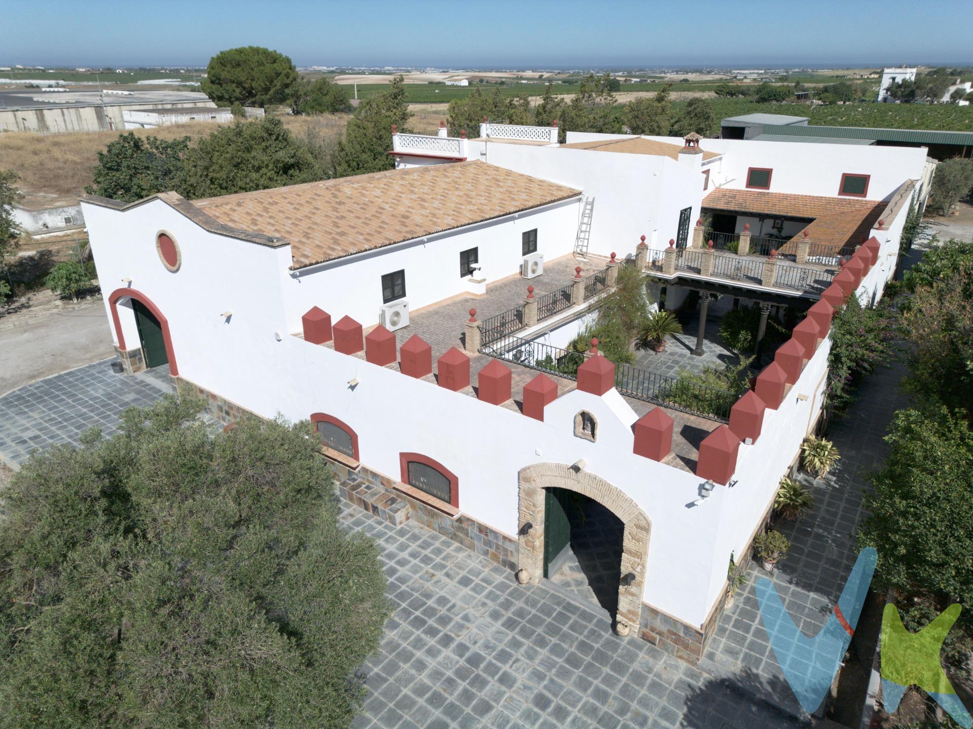 Hay lugares que no se explican. Se sienten. En algún rincón del mapa, entre campos abiertos y cielos infinitos, existe una finca que no se parece a ninguna otra. Son 8,33 hectáreas de tierra viva, con el alma bien arraigada en sus viñas, en sus caminos de tierra, en el silencio que lo envuelve todo… y en esa casa de 900 metros construidos que espera volver a llenarse de vida. Una casa con historia, con cuatro dormitorios, un baño y espacio de sobra para soñar sin límites. No hablamos de metros, hablamos de sensaciones: techos altos, muros que han escuchado risas, estancias que guardan secretos y una esencia que no se fabrica, solo se hereda. Pero eso no es todo. Porque en esta finca también hay cuadras que aún huelen a campo, una nave pensada para celebraciones donde cada rincón parece pedir una fiesta, una nave de paridera que recuerda el valor de lo esencial y otra de aperos, porque aquí el campo no es un decorado: es vida. Todo esto no se vende. Se entrega a alguien que sepa entenderlo, valorarlo, quererlo. Porque esta finca no es para cualquiera, es para ti, si al leer esto, has sentido algo. *Le informamos que los gastos de notaría, impuestos y honorarios de la agencia no están incluidos en el precio.