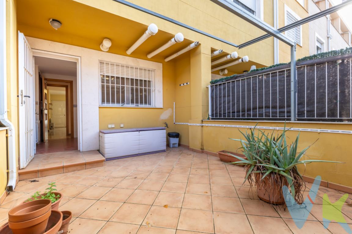 Magnífica oportunidad de adquirir una vivienda excepcional en la encantadora localidad de Puçol. Esta casa, disponible para la venta, es una joya que combina comodidad y modernidad en un entorno tranquilo y acogedor. Con una extensión de 142 metros construidos y 126 metros útiles, esta propiedad ofrece un espacio amplio y versátil para satisfacer todas sus necesidades residenciales.Ubicada en un edificio de reciente construcción, del año 2005, la casa cuenta con cuatro habitaciones perfectamente diseñadas para el confort de sus futuros propietarios. Cada habitación es un refugio de tranquilidad, ideal para descansar y disfrutar de momentos de intimidad. La vivienda incorpora un aseo funcional, optimizando el espacio y garantizando la comodidad diaria.Además de su diseño atractivo, la vivienda posee un garaje espacioso para resguardar sus vehículos con total tranquilidad. Sumado a esto, dispone de un trastero que proporciona el espacio de almacenamiento adicional necesario para mantener la casa ordenada y libre de desorden. La conveniencia del espacio es una de las características que hacen de esta propiedad una opción irresistible.La casa se privilegia con un balcón encantador, perfecto para disfrutar de las vistas y el aire fresco que brinda la localización. Este espacio exterior añade un toque de amplitud a la propiedad, permitiendo momentos de relajación al aire libre sin salir de la comodidad de su hogar. La presencia de una alcantarilla integral asegura una infraestructura bien establecida y funcional.La conectividad de la zona es inmejorable, contando con estación de tren cercana que facilita un acceso rápido y eficiente a diversas localidades. Asimismo, una parada de autobús próxima garantiza alternativas de transporte público cómodas y accesibles para sus desplazamientos diarios. Estas opciones hacen que el acceso a servicios y amenidades sea realmente práctico, ideal para un estilo de vida activo.Los encantadores alrededores de la propiedad también son dignos de mención. Una zona ajardinada complementa este magnífico hogar, brindando un ambiente sereno y verde que invita al esparcimiento y al disfrute de la naturaleza. Este precioso espacio exterior es perfecto para reuniones familiares, juegos al aire libre o simplemente para deleitarse con la belleza natural del lugar.La venta de esta casa representa no solo una adquisición de una vivienda, sino también una oportunidad de investir en calidad de vida. La combinación de sus características modernas, su espacio adecuado y su ubicación conveniente la convierten en la elección perfecta para quienes buscan un equilibrio entre trabajo, familia y bienestar personal.Invitamos cordialmente a todos los interesados a organizar una visita para apreciar en persona la belleza y la funcionalidad de esta propiedad única. La calidez de Puçol y el encanto de este hogar están esperando ser descubiertos. No pierda la oportunidad de convertirse en el feliz propietario de esta excelente casa y comiencen a crear recuerdos inolvidables en su nuevo hogar. La experiencia de visitar y contemplar cada detalle no tiene comparación. Le aseguramos que quedará enteramente satisfecho. 