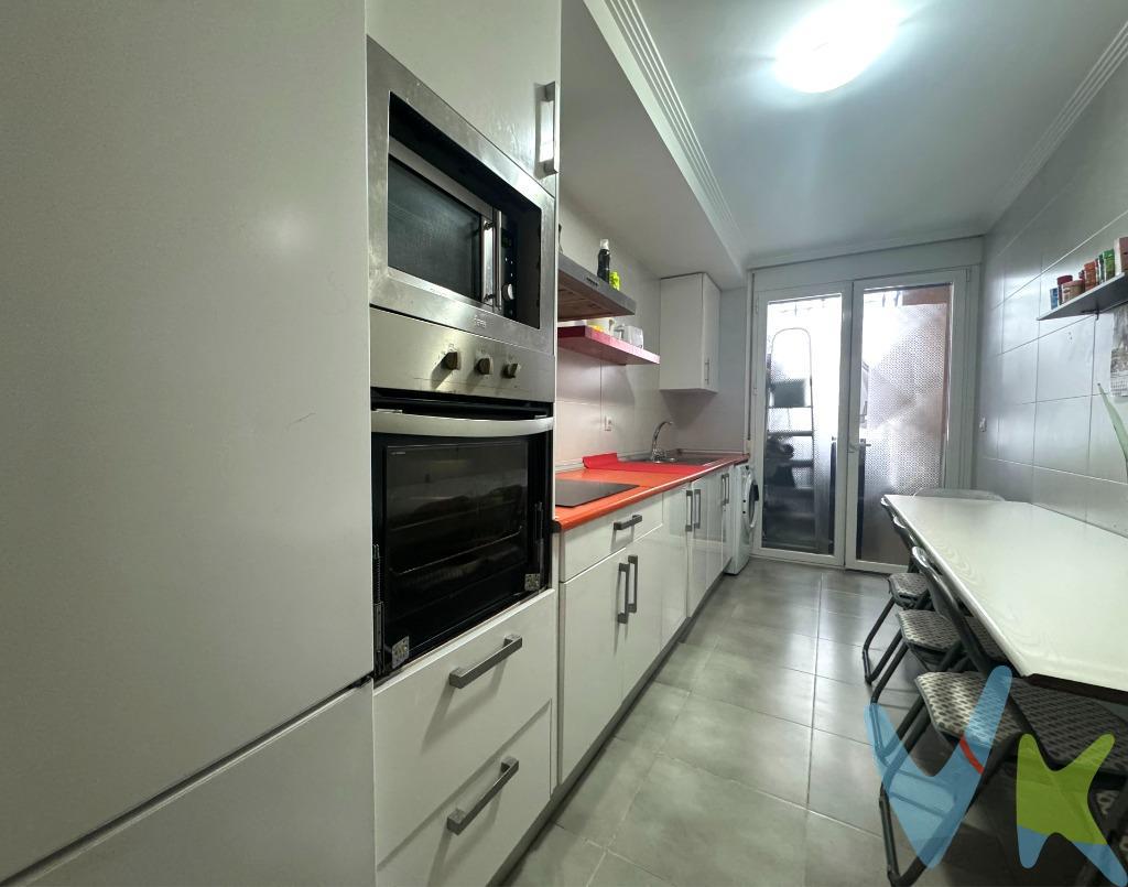 Te presentamos este magnífico piso de 4 habitaciones, con plaza de garaje y trastero ideal para familias que buscan confort y comodidad. Ubicado en una urbanización moderna y equipada con todas las comodidades que puedas imaginar, este hogar es perfecto para aquellos que valoran una vida práctica y llena de facilidades. Características del Inmueble:.     Superficie: Amplio con 93 m2 y luminoso, este piso cuenta con un diseño funcional y espacios generosos.     Salón: Un espacioso salón lleno de luz natural, perfecto para momentos de relax y reuniones familiares.     Cocina: Moderna y equipada, con un práctico tendedero que facilita las tareas diarias.     Habitaciones: Cuatro habitaciones que ofrecen confort y privacidad para cada miembro de la familia.     Baños: Un baño completo y un aseo adicional para mayor comodidad.     Balcón: Disfruta de las vistas y del aire fresco en tu propio balcón privado. Ventajas de la Urbanización:.     Ascensor: Acceso cómodo y seguro a tu hogar.     Amplio portal: Elegante y espacioso, perfecto para recibir a tus invitados.     Ubicación privilegiada: Justo enfrente del centro de salud, tendrás atención médica a solo unos pasos de distancia. Plaza de garaje en el sótano del edificio.     Transporte y accesibilidad: Excelentes conexiones de tren, autobús y autovía, que te permiten moverte fácilmente a cualquier destino.     Servicios cercanos: Rodeado de tiendas, supermercados, colegios y zonas de ocio, tendrás todo lo que necesitas al alcance de la mano. Vive con comodidad y estilo. Este piso en La Rasilla no solo te ofrece un hogar, sino un estilo de vida. Imagina vivir en un lugar donde la modernidad y la practicidad se combinan para ofrecerte lo mejor de la vida urbana, con la tranquilidad y el encanto de Los Corrales de Buelna.  Gastos de la compraventa:. Compra sujeta al Impuesto de Transmisiones Patrimoniales. El adquiriente se hará cargo del coste de la escritura y su inscripción en el Registro de la Propiedad. 