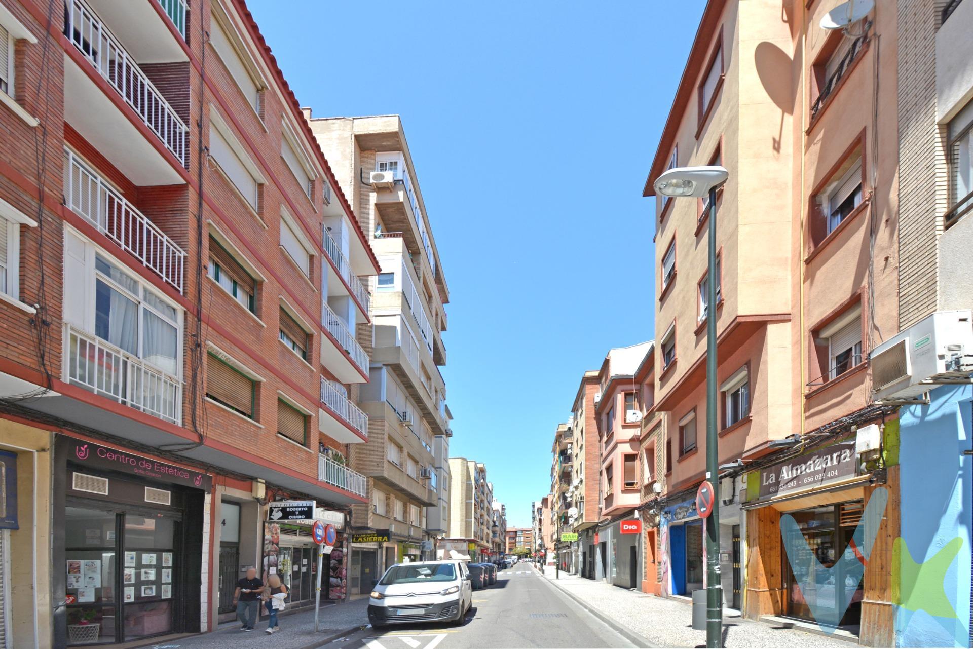 Piso para entrar a vivir de 67 m² útiles distribuidos en 3 dormitorios, salón, cocina independiente y baño. Balcón en salón con vistas a la calle Doce de Octubre. Quinta planta exterior con ascensor. Muy luminoso. El inmueble dispone de calefacción individual a gas y bomba de frio-calor en el salón. Suelos de parquet, ventanas de aluminio  y puertas de madera. Gastos de comunidad muy asequibles. . El piso tiene muy buena distribución. Ubicado en la zona comercial por excelencia de San José, con todos los servicios, supermercados, parques, colegios, centro médico, autobuses y zonas infantiles. ¡¡ NO TE PIERDAS EL REPORTAJE FOTOGRÁFICO Y EL TOUR 360º QUE TENEMOS PREPARADO PARA TI !!. ¡¡¡ NO DEJES PASAR ESTA OPORTUNIDAD, TE ENCANTARÁ !!!. Y SI QUIERES ASESORAMIENTO FINANCIERO SIN COMPROMISO, CONSULTA CON NOSOTROS. BUSCAMOS SOLUCIONES🏡,. ENCONTRAMOS HOGARES💙