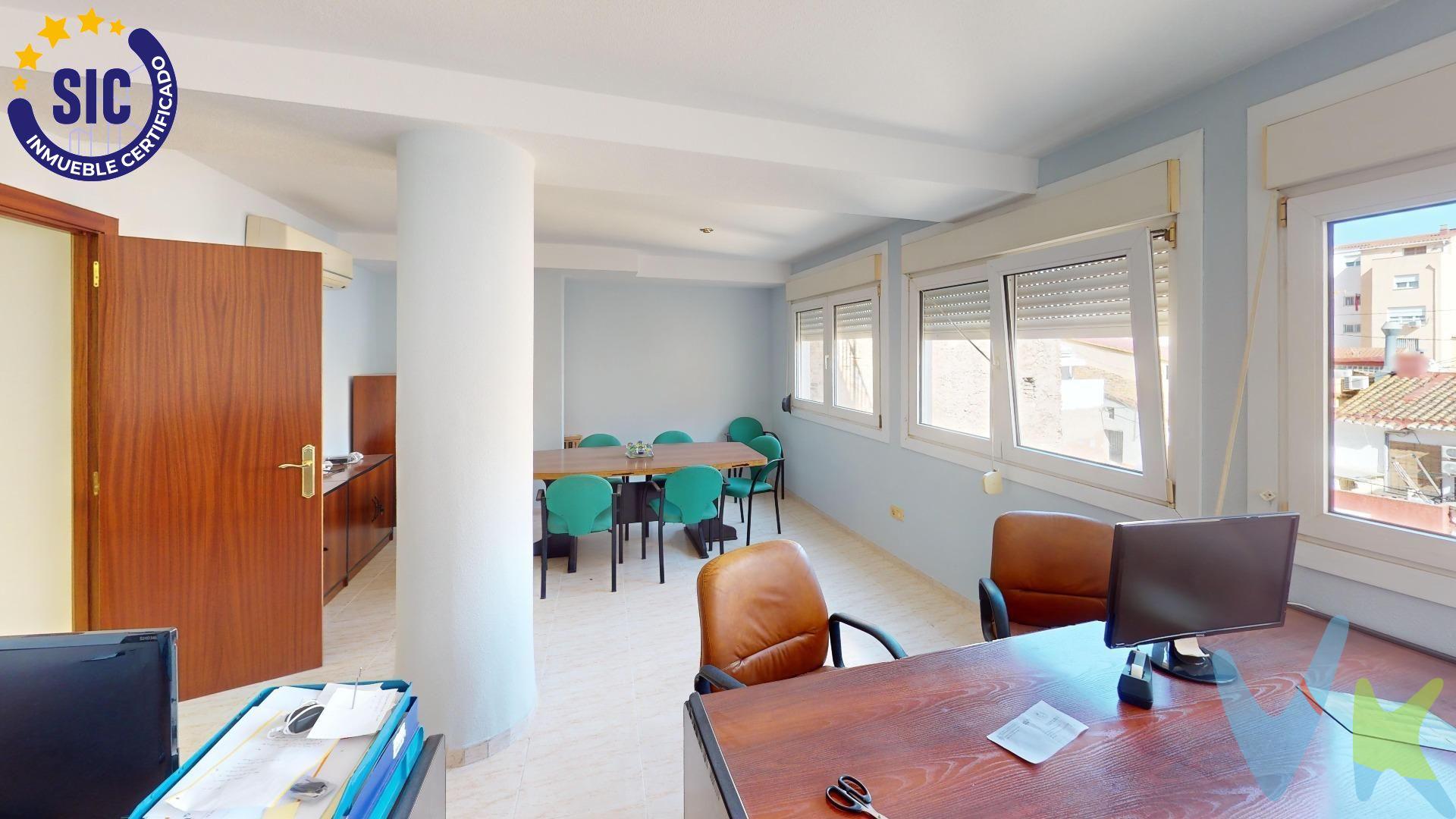 Se presenta la oportunidad de adquirir una exclusiva propiedad en el corazón de Castellón, compuesta por dos despachos unidos y un práctico trastero. Ubicado en un edificio destinado a oficinas, este inmueble destaca por su luminosidad natural gracias a amplias ventanas que permiten la entrada de luz durante todo el día. Los accesos desde las calles Mayor y Ruiz Vila ofrecen comodidad y visibilidad para cualquier actividad profesional. El primer despacho tiene una superficie útil de 27 m², mientras que el segundo abarca generosos 44 m²; ambos están equipados con mobiliario funcional incluyendo mesas adecuadas tanto para trabajo individual como reuniones grupales. Además, se incluye un aseo privado dentro del espacio laboral principal para mayor conveniencia. Adyacente a los despachos encontramos un trastero perfecto para almacenamiento adicional o archivo documental, optimizando así la organización del ambiente laboral sin perder eficiencia ni tiempo valioso en desplazamientos innecesarios hacia otros lugares fuera del despacho principal. Esta oferta es única y está disponible exclusivamente mediante nuestra agencia; solicitamos respetuosamente no contactar al propietario ni molestar a los actuales ocupantes mientras gestionan esta propuesta inmobiliaria excepcionalmente atractiva. !!!NO DEJES DE VISITARME!!!. Este inmueble es en exclusiva, con lo que le facilitamos cualquier información sobre la vivienda. Por este motivo, solicitamos no molesten al propietario, ocupantes de la propiedad, vecinos o conserje de la comunidad. En todos los casos los precios expuestos son más impuestos y gastos derivados de la transmisión del inmueble. 