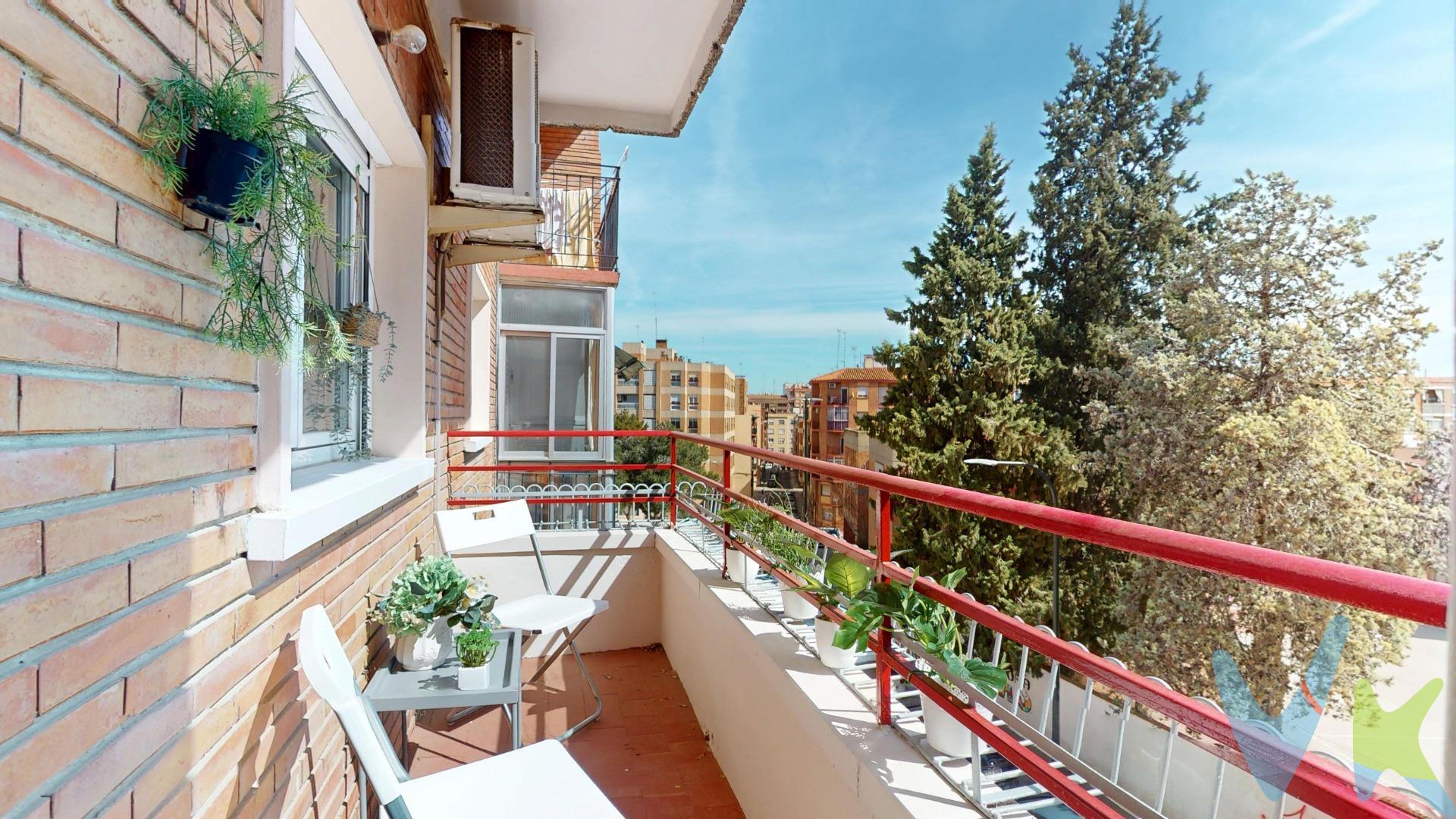 Piso en San José–paseo Cuéllar, en la tranquila calle Nuestra Señora del Agua, tiene ese “algo” que hace que te sientas en casa desde el primer momento. Con una orientación sureste que parece pensada por el propio sol, cada rincón se llena de claridad y calidez durante gran parte del día. El salón es amplio y acogedor, perfecto tanto para tardes de peli y manta como para reuniones con amigos donde siempre hay alguien que contagia la risa. Cuenta con dos dormitorios llenos de posibilidades: uno individual, y otro que se roba el protagonismo con un balcón exterior encantador… de esos donde apetece salir con un libro, una planta (o cinco) y dejar que pase la vida. La cocina es espaciosa, práctica y con su propia terraza, ese rincón extra que siempre se agradece para desahogar el día a día o incluso improvisar un pequeño oasis urbano. Y el baño, cómodo y funcional, listo para acompañarte en la rutina sin complicaciones. La finca no se queda atrás: dispone de ascensor y un portal reformado. En resumen, un piso luminoso, con alma y con ese equilibrio perfecto entre funcionalidad y encanto. Vamos, que si lo visitas… corres el riesgo de no querer irte. **NOTA HISTÓRICA:  la calle toma su nombre de una antigua tradición local relacionada con la devoción mariana y la presencia de agua en la zona. **El precio no incluye los gastos derivados de la compraventa, ni impuestos ni Registro.Tampoco los honorarios de la agencia por la gestión, asesoramiento.. 