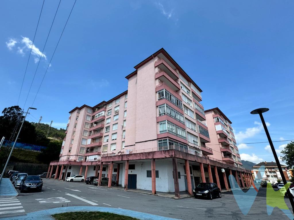 TU NUEVO HOGAR EN AUTHI – LOS CORRALES DE BUELNA . Te presentamos este luminoso piso de 76 m² con ascensor, ubicado en una zona tranquila, bien comunicada y a un paso del centro de Los Corrales de Buelna. Una vivienda ideal tanto para familias como para quienes buscan comodidad, accesibilidad y buena conexión con servicios.  Distribución funcional y espacios bien aprovechados:. - 3 habitaciones amplias y exteriores, con luz natural durante todo el día.  - Baño completo + aseo – ideal para la vida en familia. - Cocina independiente con galería cerrada.  - Salón comedor luminoso con múltiples posibilidades de decoración. Ascensor en el edificio. El piso goza de una excelente orientación, lo que garantiza luz natural todo el día y un ambiente cálido y agradable en todas las estancias. Ubicación privilegiada:.   A escasos minutos a pie del centro urbano, supermercados, colegios, transporte público y zonas verdes.   Con acceso rápido a la autovía A67, lo que conecta con Torrelavega, Santander o Reinosa en pocos minutos.   Entorno residencial tranquilo, ideal para vivir con calidad de vida.  Perfecto para entrar a vivir con pequeñas actualizaciones, o como inversión para alquilar. Gastos de la transacción:. Compra sujeta al Impuesto de transmisiones patrimoniales. El adquiriente se hará cargo del coste de la escritura y su inscripción en el Registro de la Propiedad.