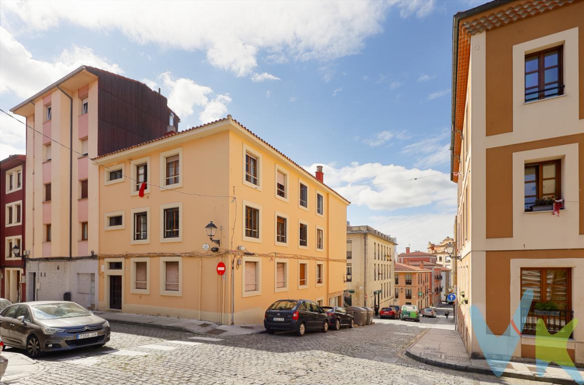  ¿Está usted en búsqueda de un hogar acogedor en una ubicación privilegiada? Permítanos presentarle este encantador piso en venta, situado en el corazón de la encantadora zona de Cimadevilla, en Gijón. El inmueble destaca por su ubicación excepcional, ofreciendo un estilo de vida único y una comodidad insuperable.Ponemos a la venta, Piso en Cimadevilla, totalmente reformado y sin uso, con materiales de 1ª, dos dormitorios con armarios empotrados, salón-cocina, baño con ventana, muy buena distribución, totalmente cuadrado, zona tranquila, lado Club de Regatas, y por encima del Lavaderu, a 200 m del Ayuntamiento y del Elogio de Horizonte, piso por planta, edificio en buen estado, estructura de hormigón, (se va a pintar la escalera comunitaria), la vivienda tiene una carbonera. Para más info o concertar visita, solo por tlf. Con una superficie construida de 61 metros cuadrados , este espacio ha sido cuidadosamente distribuido para maximizar cada rincón de la vivienda. Está ubicado en la primera planta de un edificio sólido y bien conservado, construido en el año 1968, que se ha mantenido con gran esmero.Al ingresar, será recibido por una distribución funcional que crea un ambiente acogedor. El piso cuenta con dos cómodas habitaciones, ideales para descansar después de un día largo. La posibilidad de personalización que ofrecen estas habitaciones permite adaptarlas a sus necesidades específicas, ya sea como dormitorios, oficina en casa o espacios de ocio.El baño, completo y bien iluminado, está diseñado para brindar la máxima comodidad. Además, el salón comedor se presenta como un espacio versátil y acogedor, perfecto para relajarse o disfrutar de momentos con amigos y familiares. La cocina, aunque compacta, está equipada para satisfacer todas las necesidades culinarias del día a día.Este piso incluye una carbonera, brindando espacio adicional de almacenamiento, una característica que no puede ser subestimada y que será sin duda de gran utilidad. La carbonera es perfecta para guardar aquellas pertenencias que no se utilizan diariamente, manteniendo el orden y la limpieza en su hogar.La localización es uno de los puntos más fuertes de esta propiedad. Cimadevilla es una de las zonas más emblemáticas y carismáticas de Gijón, repleta de historia y cultura. Vivir aquí significa estar rodeado de la belleza del casco antiguo, con sus callejuelas pintorescas, su tradición marítima y una oferta gastronómica que deleitará sus sentidos.En cuanto a la conectividad, moverse por la ciudad será un placer gracias al excelente sistema de transporte público disponible. La proximidad a una parada de bus facilita el acceso a otros barrios de Gijón y servicios. Además, estará rodeado de todas las comodidades que pueda requerir, desde supermercados hasta centros de salud y colegios, todo a poca distancia a pie.Este piso es una opción ideal tanto para parejas jóvenes que buscan establecerse en un entorno vibrante como para personas que desean invertir en una de las mejores zonas de la ciudad. La relación calidad-precio es inmejorable teniendo en cuenta la ubicación, el espacio y las características del inmueble.Le extendemos una cordial invitación para visitar esta magnífica propiedad y descubrir por sí mismo todo lo que tiene para ofrecer. Tenga la certeza de que, al visitar, se enamorará del encanto de este piso y la energía contagiosa de Cimadevilla. Contáctenos para más información o para agendar una visita; estaremos encantados de asesorarle en este importante paso hacia su nuevo hogar. 