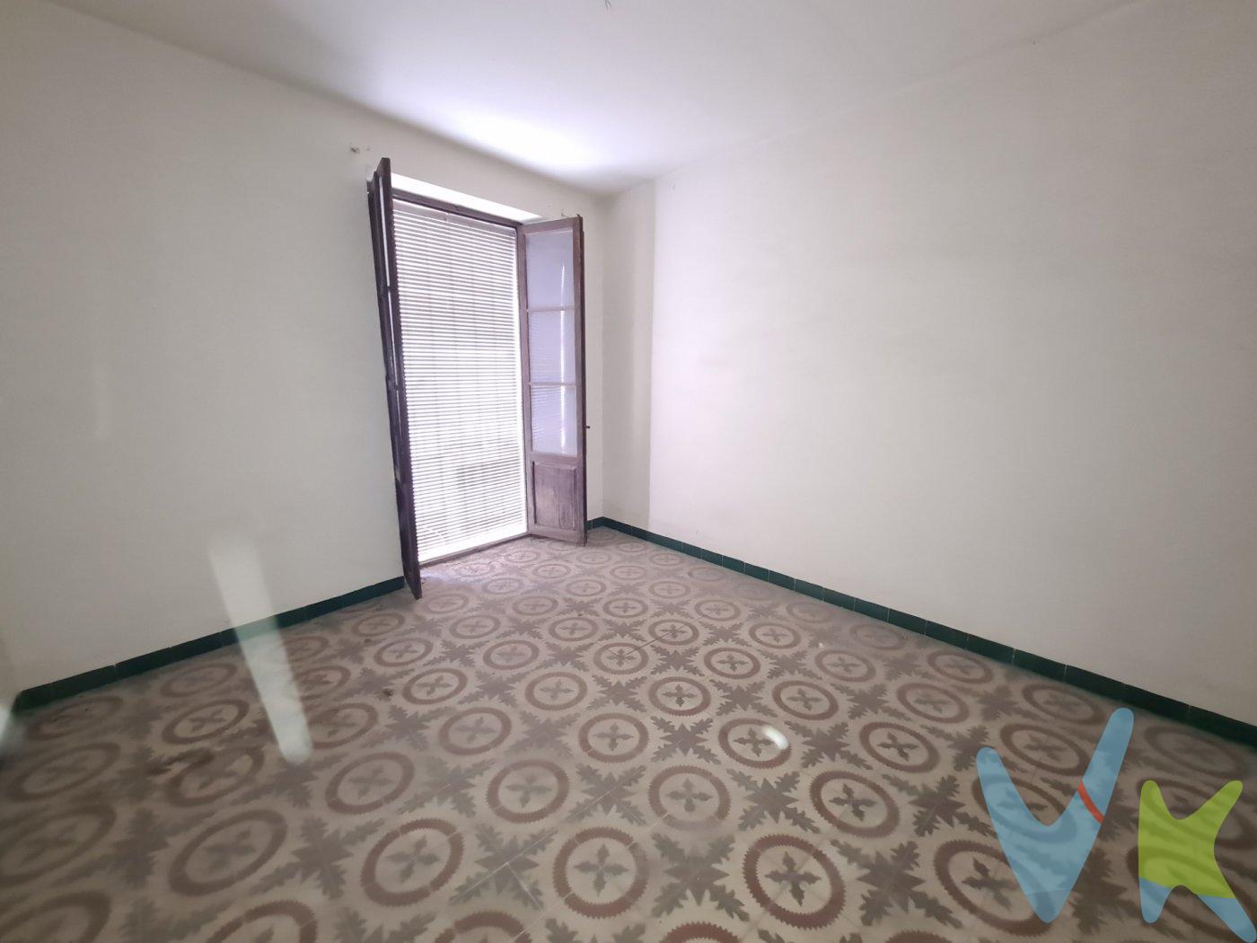 *¿Buscas un sitio con alma en pleno Castellón? ¡Esta casa en Calle Bellver te está esperando!*. Olvídate de buscar lejos; aquí lo tienes todo a un paso. Estamos en el corazón de la ciudad, entre la Avenida Hermanos Bou y la Avenida del Mar. ¿El plan? Bajar a tomar un café, hacer la compra o disfrutar de un paseo sin tocar el coche. ¡Comodidad pura!. Esta casa tiene *tres plantas* y es el proyecto perfecto para quien quiere dejar su huella. Es una estructura sólida lista para que le des tu toque personal. Imagina la *Planta Baja*: puede ser tu salón moderno o ese pequeño negocio que siempre has querido montar, con una entrada privilegiada. En el *Primer Piso*, diseña tus dormitorios a tu gusto, creando espacios súper cómodos. Pero la joya de la corona está arriba, en el *Segundo Piso. Accederás a una **terraza genial* para esas tardes de relax o para montar tu propio rincón verde. Además, este piso superior te da un espacio extra muy amplio que puedes convertir en lo que más te apetezca: un despacho tranquilo, una zona de juegos para los niños, o ese tercer dormitorio que siempre viene bien. Si te gusta la idea de vivir en el centro y construir el hogar que siempre has soñado, esta casa es para ti. *¡Ven a verla y empieza a imaginar!* Llámanos y te enseñamos este pedazo de centro.