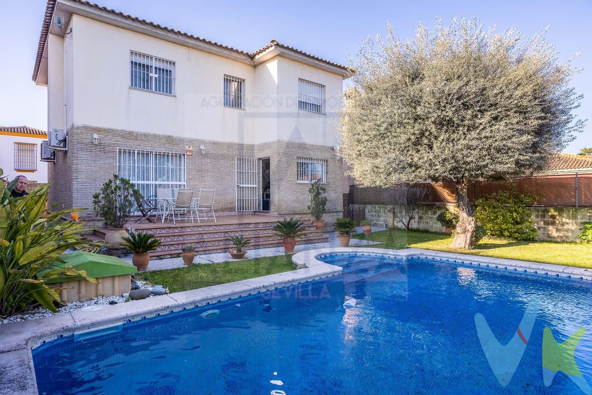 🏡 Chalet en venta en Urb. Algarrobillo – Valencina de la Concepción (Sevilla). Te presentamos esta magnífica vivienda de 267 m² construidos, ubicada en la prestigiosa Urbanización Algarrobillo, en pleno corazón del Aljarafe sevillano. Un hogar pensado para quienes buscan elegancia, amplitud, funcionalidad y privacidad. ✨ Distribución y características. La vivienda destaca por su excelente distribución y el tamaño generoso de todas sus estancias, diseñadas para ofrecer el máximo confort:. 🛏️ 5 dormitorios, incluyendo una habitación en planta baja, ideal para mayor comodidad, invitados o despacho. 🛁 3 baños completos, con acabados de alta calidad. 🍽️ Cocina amplia y funcional, perfectamente equipada para el día a día y con acceso directo a las zonas sociales. 🏠 Sótano de 88 m² con ventilación natural, un espacio diáfano con múltiples posibilidades:. Sala de ocio o cine. Gimnasio. Despacho profesional. Bodega. 🌿 Exterior: tu espacio privado. La vivienda se ubica sobre una parcela de 347 m², donde el exterior se convierte en un verdadero oasis:. 🏊 Piscina privada de diseño impecable, perfecta para el clima de la zona. 🌅 Terraza superior con vistas despejadas. 🍽️ Porche exterior, ideal para reuniones y celebraciones. 📍 Ubicación inmejorable. Situada en Valencina de la Concepción, con:. Excelente conexión con Sevilla. 🏫 Centros educativos de prestigio. 🛍️ Zonas comerciales. 🍽️ Amplia oferta gastronómica. 🏥 Servicios sanitarios cercanos. 💎 Una oportunidad única. Una vivienda perfecta tanto para vivir como para invertir en un valor seguro. En cumplimiento de las obligaciones de información previstas Disp. final 3ª de la Ley 10/2025, de 28 de diciembre, de servicios de atención a la clientela y transparencia, así como en la normativa sectorial vigente, y RD 218/2005 de Inf. de la Junta de Andalucía, el precio indicado no incluye los gastos e impuestos inherentes a la adquisición, los cuales se desglosan estimados o con posibilidad de calcularlos a continuación; los gastos más ajustados serán dados en el D.I.A. en la visita a inmuebles, o antes. *Gastos de Notaría: La Minuta se calculará según al arancel notarial oficial: Anexo I, del Real Decreto 1426/1989, de 17 de noviembre. Enlace: notariared.com/calculadora-gastos-compra-vivienda/. *Gastos de Registro de la Propiedad: La inscripción se facturará según el arancel oficial: ANEXO I, del Real Decreto 1427/1989, de 17 de noviembre. Igual enlace anterior. *Gastos de Gestión (Gestoría): Los honorarios por la tramitación administrativa, liquidación de impuestos e inscripción registral ascienden de forma estimativa a [363 € aprox.] (IVA incluido), aunque depende de cada caso, y su dificultad. *Honorarios Agencia del Vendedor: incluidos en el PVP. *Honorarios Agencia del comprador: La agencia prestará los servicios de información, asesoramiento y acompañamiento previstos en el Encargo de Servicios y en el D.I.A. Si solicita servicios adicionales o personalizados, sus honorarios serán informados previamente, de forma individualizada y por escrito, conforme a la libertad de pactos y a la normativa vigente. *Si necesita Financiación, su banco le informará. *Impuesto sobre Transmisiones Patrimoniales (ITP): Se aplicará el tipo impositivo vigente en Andalucía (generalmente el 7%, sin perjuicio de tipos reducidos del 6%. 3,5%, etc, aplicables según las circunstancias personales del comprador o las características del inmueble). El impuesto se devenga sobre el superior entre: 1.- Valor de Referencia de Catastro; y 2.- Precio de venta. Puede calcular su situación personal en el portal oficial de la A.T. de Andalucía. enlace: juntadeandalucia.es/organismos/economiahaciendayfondoseuropeos/areas/tributos-juego/tributos/paginas/impuestos-cedidos-transmisiones.html