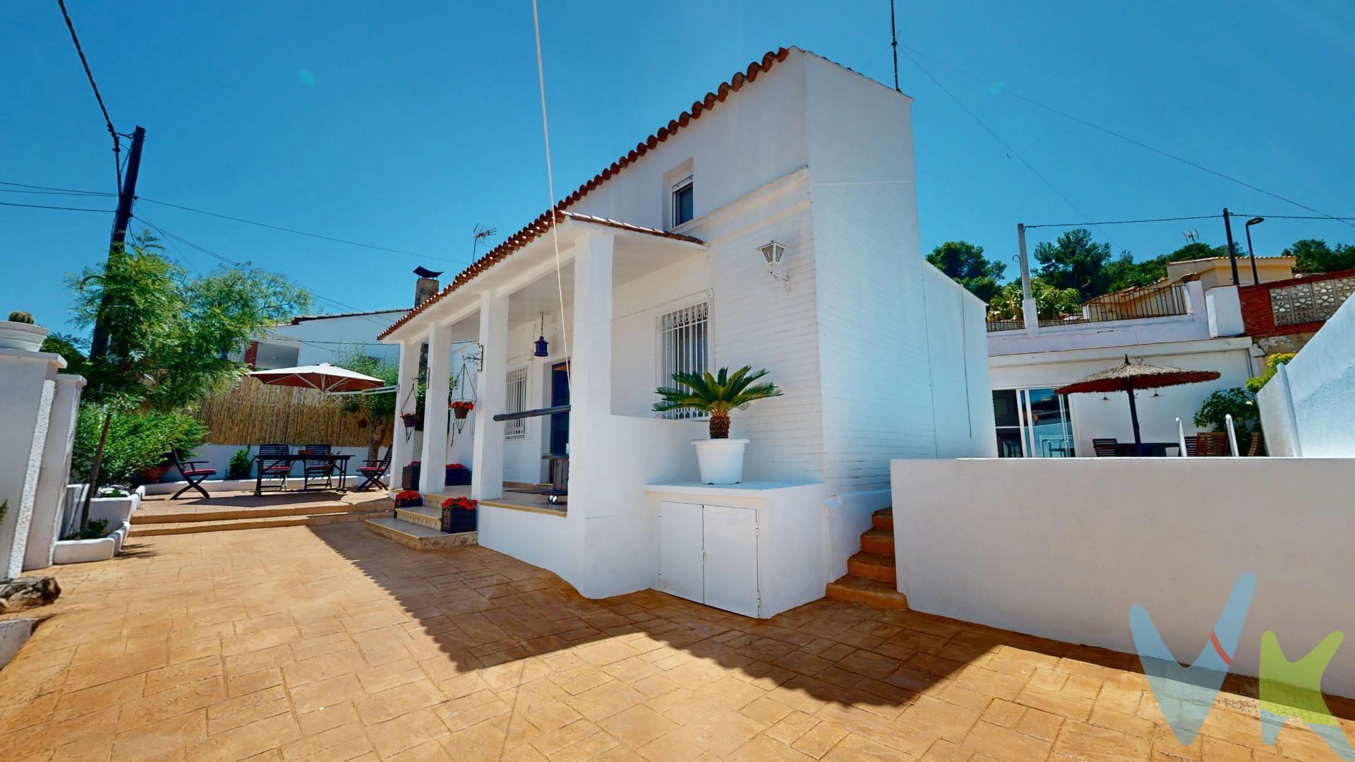 Te presentamos un chalet independiente con encanto en la mejor zona de El Vedat: acogedor, práctico y con una ubicación privilegiada, a dos minutos andando del transporte público, centro de salud y supermercado. ¡Una de las zonas más tranquilas y demandadas de la ciudad!. Ideal para quienes valoran la privacidad, el confort y el entorno natural, esta vivienda ofrece un diseño funcional en dos niveles y cuenta con piscina privada, lo que la convierte en una opción perfecta para disfrutar en familia y con amigos durante todo el año. Con 180 m² construidos sobre una parcela de 300 m², este chalet se distribuye en dos niveles. En la planta principal se encuentra el salón-comedor. Sumérgete en el encanto rústico de este acogedor espacio, donde el suelo de estilo antiguo y los techos de madera crean una atmósfera cálida y elegante. La gran chimenea se convierte en el corazón del ambiente, perfecta para disfrutar de momentos inolvidables junto al fuego. La estancia se abre a una terraza, fusionando el interior con el exterior y permitiendo que la luz natural bañe cada rincón. Ideal para reuniones al aire libre o simplemente relajarse contemplando el entorno. Desde el salón-comedor accedemos a una luminosa habitación doble y a otra estancia más pequeña, actualmente utilizada como despacho y vestidor, perfecta para adaptarse a distintas necesidades. También dispone de un elegante baño completo, totalmente reformado, que aporta comodidad y funcionalidad en esta planta. Continuamos por un pasillo con techos de vigas de madera, cuyo encanto se realza gracias a una ventana que da acceso a una terraza con una pequeña barbacoa, ideal para disfrutar de momentos al aire libre. Al final del pasillo, nos encontramos con una espectacular cocina de 17 m², completamente reformada y equipada con una elegante encimera de Sirextone. Su amplio ventanal permite una vista privilegiada de la piscina (iluminada y con depuradora), sumando luz y amplitud al espacio. Desde la cocina se accede a una terraza con mesa, perfecta para compartir comidas al aire libre en un entorno relajante. Desde el salón-comedor, una bonita escalera nos conduce a la primera planta: un espacio diáfano de 49 m² que actualmente funciona como una gran habitación. Gracias a su distribución abierta, ofrece múltiples posibilidades, permitiendo adaptar el espacio según las necesidades de los futuros propietarios. Podría transformarse fácilmente en dos o incluso tres habitaciones, manteniendo la amplitud y luminosidad que le otorgan sus ventanales de Climalit. Desde la cama se disfrutan unas impresionantes vistas al bosque de El Vedat, creando un rincón único de tranquilidad y conexión con la naturaleza. Además, esta planta cuenta con un aseo, aportando comodidad y funcionalidad a la vivienda. Todas las estancias disponen  de aire acondicionado Puerta automática para acceso de vehículo con vado permanente. . Situado en El Vedat de Torrent, una zona residencial consolidada con excelentes conexiones, esta vivienda ofrece la combinación perfecta entre naturaleza y cercanía a todos los servicios: a dos minutos de la parada de autobús (con servicio cada 15 minutos), centro de salud a 100 metros, policía, cafeterías, restaurantes, ultramarinos, colegios privados y concertados, centro comercial a 3 minutos.. Y para los apasionados de la bici, el running y la tranquilidad: ¡este es su nuevo hogar!!!!. Gran parte del mobiliario y enseres están incluidos en el precio de venta. EN EL PRECIO DEL INMUEBLE NO ESTÁN INCLUIDOS LOS GASTOS DE COMPRAVENTA. TAMPOCO ESTÁN INCLUIDOS LOS HONORARIOS DE LA AGENCIA.