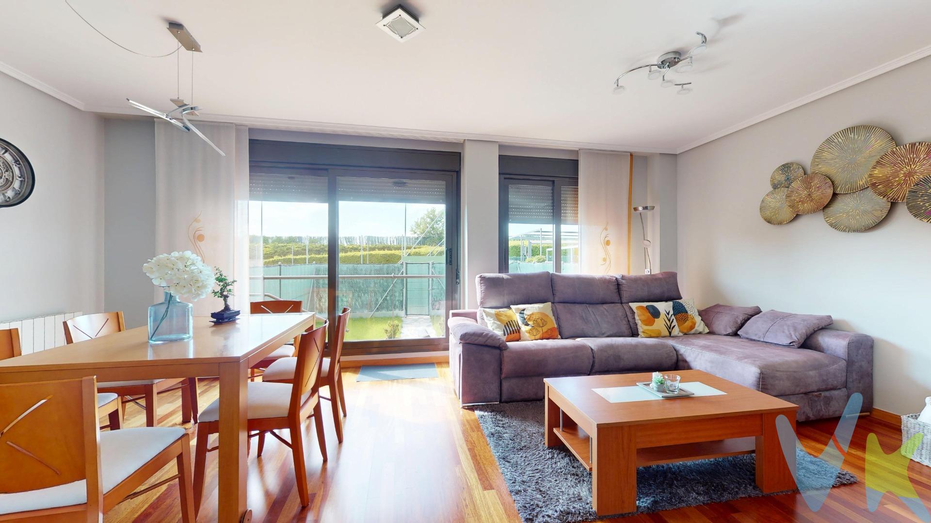 Excelente oportunidad de adquirir un chalet impecable con orientación este, oeste. Esta maravillosa vivienda destaca por su luminosidad natural, gracias a su diseño que permite aprovechar la luz del sol durante todo el día. Lo que todas las personas buscan, lo tiene esta propiedad que ha servido de hogar a la familia que la adquirió desde su construcción y en la que se han encontrado en su hogar. En estos momentos esta propiedad busca otra familia, que siga siendo tan feliz como ellos. Dispone de un gran salón que da acceso a una preciosa terraza con jardín, perfectos para relajarse, compartir momentos al aire libre o disfrutar del buen clima. La comunidad en la que se encuentra la propiedad ofrece excelentes servicios, como piscina, pista de pádel, y un espacio muy amplio con vestuarios y zona verde, para que puedas mantenerte activo y disfrutar del tiempo libre sin salir de casa. En la planta principal se ubica también una bonita cocina, con acceso a otra gran terraza con orientación este, un baño completo y dormitorio, actualmente haciendo función de estudio/despacho y habitación de invitados (esta habitación en planta baja es muy demandada para este tipo de propiedades). Bajando la escalera nos encontramos una bonita bodega, para poder disfrutar de reuniones con amigos o familia. Además, en planta sótano se encuentra un espacio de almacenamiento, despensa/trastero y un garaje muy amplio. En primera planta encontramos el dormitorio principal muy espacioso, un amplio baño con plato de ducha, todo exterior. En la primera planta también se encuentran dos dormitorios dobles, uno de ellos con entreplanta que hace de él, un espacio diferente y acogedor, totalmente exteriores. La calefacción es individual de gas natural. Una propiedad única y exclusiva que pueda ser tuya. Solo por 350.000€+gastos e impuestos. A este precio hay que añadirle un 3%+IVA honorarios de agencia al comprador. Los precios pueden ser susceptibles a modificación sin previo aviso. 