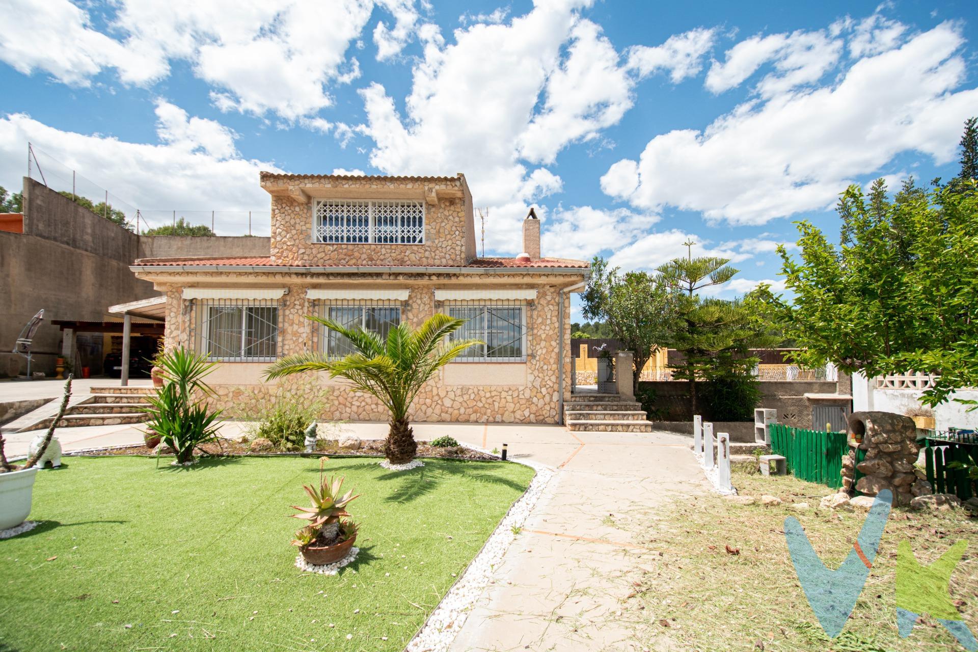 Chalet independiente sobre suelo rústico, un auténtico refugio donde la tranquilidad y la naturaleza marcan el ritmo. La parcela cuenta con una superficie según registro de 1.538 m² y, según catastro, de 1.756 m². En el exterior, la piscina se convierte en uno de los grandes atractivos: un espacio donde desconectar, refrescarte y alargar los días de verano sin mirar el reloj. Junto a ella, una amplia terraza que acompaña perfectamente la zona, creando un ambiente abierto y muy disfrutable. Todo esto con unas vistas completamente despejadas a la montaña, sin nada delante que interrumpa la sensación de libertad. Además, al ser el último chalet de una pequeña urbanización de tan solo 5 vecinos (3 de ellos viviendo todo el año), la tranquilidad y la privacidad están muy presentes en el día a día. El jardín es amplio y práctico, con árboles frutales y diferentes zonas aprovechables. Además, dispone de varios puntos de agua repartidos por toda la parcela, lo que facilita el mantenimiento y riego. En cuanto a funcionalidad, la vivienda cuenta con más de 5 trasteros muy bien distribuidos: uno junto a la zona de piscina/terraza para sus propios utensilios, otro junto al porche (actualmente utilizado como garaje doble) y tres trasteros de gran tamaño con múltiples posibilidades: taller, gimnasio, almacenaje o cualquier uso que necesites. ¿Pasamos a la vivienda? El interior es simplemente espectacular: una combinación muy acertada de estilo rústico con mejoras actuales que hacen la vivienda cómoda y funcional. Dispone de puertas lacadas en blanco, suelos de tarima flotante y porcelánicos, y todas las ventanas cuentan con mosquiteras. Además, las ventanas han sido renovadas a sistema climalit, a excepción de dos de madera que conservan el carácter original. Todo ello con una distribución pensada para el día a día. Según nota simple, la planta baja cuenta con 82,65 m² construidos. En esta planta encontramos una cocina muy amplia, de estilo rústico, preciosa y muy funcional, con espacio más que suficiente para comer en ella y con cada cosa perfectamente organizada y en su sitio. Dispone además de galería independiente y una pared de piedra que refuerza ese carácter tradicional tan especial. A continuación, el salón-comedor, espacioso y luminoso, con chimenea, ideal para los meses más fríos y para disfrutar de un ambiente cálido en familia. La planta se completa con dos habitaciones dobles, una de ellas de gran amplitud, que incorpora un práctico vestidor abierto, aportando un extra de comodidad y organización. Subiendo a la buhardilla nos encontramos dos habitaciones dobles y un baño completo. Una de las habitaciones destaca por su amplitud, lo que permite distintos usos según las necesidades de cada momento: dormitorio, zona de juegos o espacio polivalente. Es una planta adicional que amplía la vivienda y suma versatilidad. Estos metros no están registrados en el Registro de la Propiedad, pero sí aparecen en Catastro. En conjunto, una vivienda que combina espacio exterior, privacidad y funcionalidad, pensada para disfrutarla durante todo el año. Ahora solo falta que la descubras en persona. Mobiliario, vehículos y otros elementos decorativos y personales de la propiedad no incluidos. Impuestos, gastos de compraventa, intermediación y financiación no incluidos.