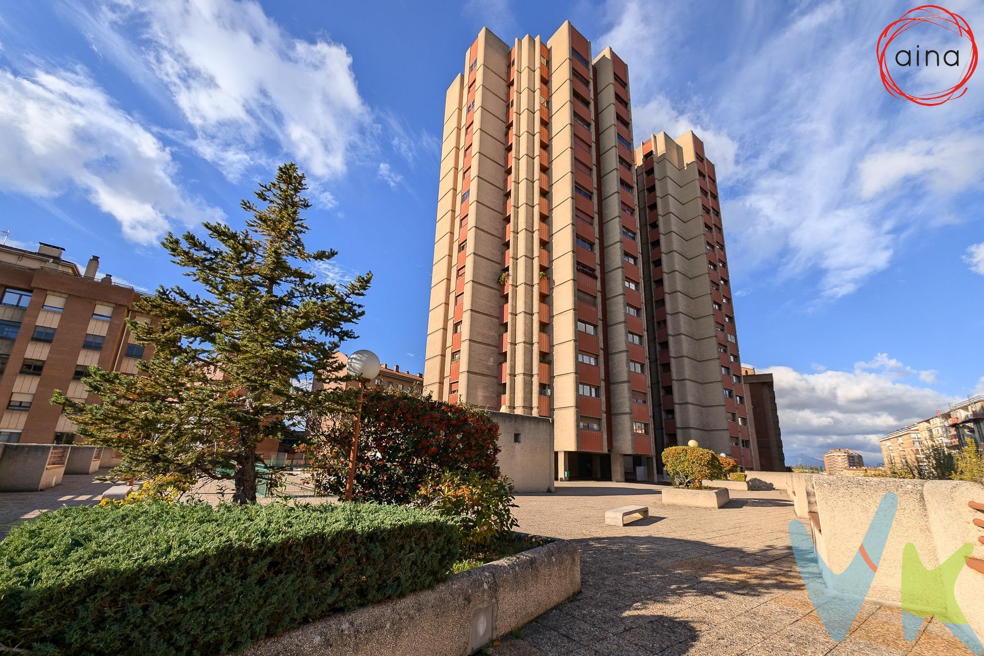 Ubicado en uno de los edificios más emblemáticos de Pamplona, Torre Gomara, este acogedor apartamento de una habitación es el lugar ideal para disfrutar de una vida cómoda y moderna. El apartamento cuenta con una distribución práctica y funcional que incluye; una habitación con armario empotrado, ideal para el almacenamiento; cocina equipada, salón-comedor espacioso y luminoso, perfecto para relajarte o recibir visitas; baño completo; tendedero para disfrutar del aire libre y maximizar el aprovechamiento del espacio exterior. El apartamento se caracteriza por su excelente orientación sureste, lo que asegura una abundante luz natural durante todo el día, lo que crea un ambiente cálido y acogedor. El edificio, que ofrece portería y piscina comunitaria, cuenta con todas las comodidades que puedas necesitar para disfrutar de una vida tranquila. El acceso a zonas comunes y servicios de mantenimiento están garantizados, lo que aumenta la comodidad y la seguridad del día a día. Este apartamento cerca del Parque Yamaguchi, colegios, institutos, comercios, zona de hospitales, tendrás todo a mano. Esta vivienda es perfecta para quienes buscan un hogar práctico, bien ubicado y con un alto nivel de confort. ¡No dudes en contactarnos para más detalles o para concertar una visita!. GASTOS E IMPUESTOS NO INCLUIDOS.