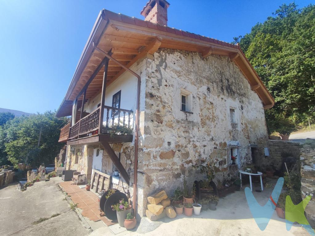 En Aloños, Villacarriedo, en un entorno tranquilo y rodeada de plena naturaleza se encuentra esta magnífica casa adosada parcialmente reformada de 171 m2 construidos con un terreno de más de 8.000m2.En esta preciosa  vivienda se han realizado ya algunas de las actuaciones más importantes y costosas de la rehabilitación.Entre las mejoras destaca especialmente el tejado, completamente renovado, con 10 cm de ialamiento y cuatro grandes ventanas Velux, que proporcionan un extrordinaria entrada de luz natural al bajo cubierta. También se ha ejecutado una zanja perimetral para mejorar la protección frente a jumedades, se han saneado y rejuntado los muros de piedra, renovado la instalación electrica y llevado una nueva conduccion de agua hasta la cocina, y estas son algunas de las mejorashay mucho más.Su distribución actual es la siguiente: en la planta baja encontramos un amplio recibidor con escalera de acceso a la planta superior, cocina, baño y la antigua cuadra, que se presenta actualmente como un gran espacio diáfano pendiente de acondicionar, perfecto para transformarlo en salón, zona de ocio, habitaciones adicionales o cualquier otro uso.La primera planta cuenta actualmente con un amplio y luminoso dormitorio con salida directa a un balcon desde el que se disfrutan de unas preciosas vistas al entrorno natural.Desde aquí, una escalera nueva conduce al espectacular bajo cubierta, uno de los espcaios con mayor potencial, pudiendo darle multiples posibilidades de uso: dormitorio, estudio, zona de trabajo, sala de ocio o una gran suite. La altura de techos te permite cualquiera de estas opciones. Desde aquí otra escalera nueva conduce al antiguo pajar, todo abierto desde el bajo cubierta, otra espectuacular estancia para darle el uso que desees. La propiedad se complera con el magnifico terreno que hoy en dia tiene una zona destinada a huerta y una gran superficie para cualquier uso que le quieras dartienes que verlo, es realmente impresionante.Y, para rematar esta propiedad, al lado del jardín dispone de un garaje independiente.Una casa especialmente interesante para quien busque una casa con carácter, en el interior de Cantabria, y con un espectacular terreno, pero sin tener que afrontar desde cero la actuacioes más impoertantes de una rehabilitación y con todo el potencial para terminarla y convertirla en una vivienda realmente especial.Ven a verla por que no puedes imaginar lo bonita, luminosa y especial que es hasta que la recorres y te pierdes en sus vistas.¡¡TE ESPERAMOS!!Al comprador se le cobrará un 1% + IVA de gastos de gestión.Gastos e Impuestos no incluidos en el precio. Compra sujeta a ITP. El comprador se hará cargo de los costes de la escritura e inscripción en el Registro de la Propiedad.\"Más información sobre transparencia, impuestos, gastos y condiciones de compraventa en nuestra web www.activanorte.com\" 