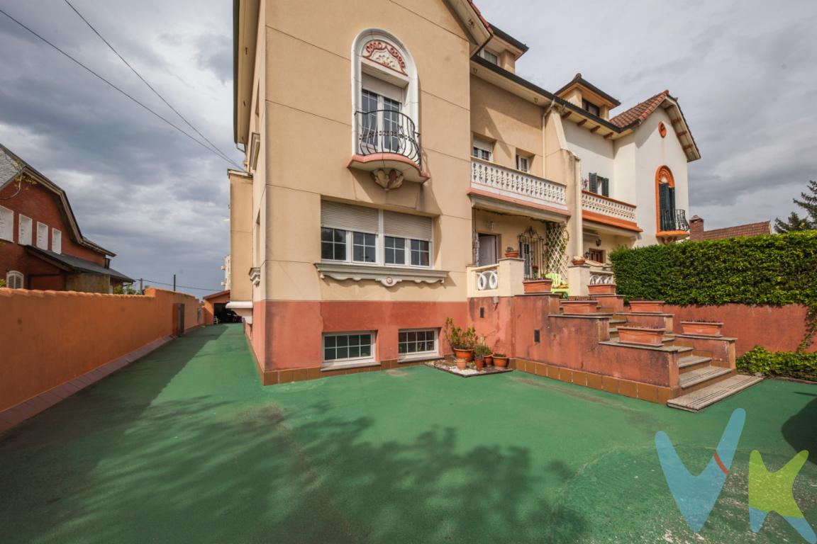  Situada en la Playa de Salinas, con vistas al Mar  Cantábrico, presentamos esta  excepcional propiedad  , con todo el encanto de una construcción de principios del siglo XX, años de construcción (1.925) y con todas las comodidades actuales .Construida sobre una parcela de 578 metros cuadrados, esta vivienda unifamiliar pareada , consta de semisótano, planta principal , planta primera y planta bajo cubierta .Por su arquitectura se abre de forma natural hacia el Mar Cantábrico , convirtiendo la luz , las vistas , y el jardín en parte esencial de la experiencia de habitarla.Entrando a la planta principal de la vivienda, nos encontramos con un hall con una escalera de principios de siglo , todas ella de madera, así como un gran salón, En la misma planta hay una cocina con office , y un baño en la misma planta, .Planta primera , consta de habitación principal con baño en suite y dos balcones , dos habitaciones más y otro baño completo, todas ellas de gran tamaño , la vivienda dispones de cinco armarios empotrados. Planta bajo cubierta de unos 35 metros aproximadamente  , con una terraza de unos 14 metros cuadrados con vistas al mar Cantábrico .La planta sótano ofrece muchísimas posibilidades, con entrada independiente ,  para  poder adaptarla a las necesidades de la familia.Dentro de la finca hay un garaje y una zona de almacén. Llámenos, estaremos encantados  de  visitarla con usted.Gastos e impuestos no incluidos en el precio. Honorarios de intermediación inmobiliaria a cargo del vendedor y honorarios de mediación inmobiliaria del 2% más I.V.A. con un mínimo de 2000 euros mas I.V.A a cargo del compradorA título orientativo, en segundas transmisiones, el comprador abonará el Impuesto sobre Transmisiones Patrimoniales (ITP). Para consultar los porcentajes del ITP en Asturias puede hacerlo a través de la web oficial de servicios tributarios del Principado de Asturias https://sede.tributasenasturias.es/sites/sede/default/es_ES/Que-quieres-hacer/Transmisiones-Patrimoniales-y-AJD. La base imponible será el mayor valor entre precio de compraventa, tasación o valor de referencia catastral. Gastos de notaría y registro según aranceles variables según precio, número de copias y complejidad.  El comprador escoge libremente notario. El vendedor asume la plusvalía y el resto de gastos son del comprador. Si se precisa hipoteca: Tasación, condiciones y costes bancarios según entidad elegida por el comprador; así como los gastos de gestoría y cualesquiera otros inherentes a la formalización de la compraventa. De acuerdo con la ley, no se incluyen en el precio otros gastos o tributos que legalmente correspondan al comprador.. El consumidor tiene derecho, conforme a la normativa vigente, a disponer de información y documentación adicional relativa al inmueble y condiciones de la compraventa, accesible en la sede física . La agencia actúa exclusivamente como intermediaria en la operación. Cualquier compraventa y sus condiciones quedan sujetas en todo caso a la aceptación expresa del vendedor del inmueble y a la posterior formalización del correspondiente contrato. El presente anuncio tiene carácter meramente informativo; la información suministrada se corresponde con la disponible a la fecha de publicación, pudiendo variar en función de las circunstancias o actualizaciones legales, contractuales y fiscales.   