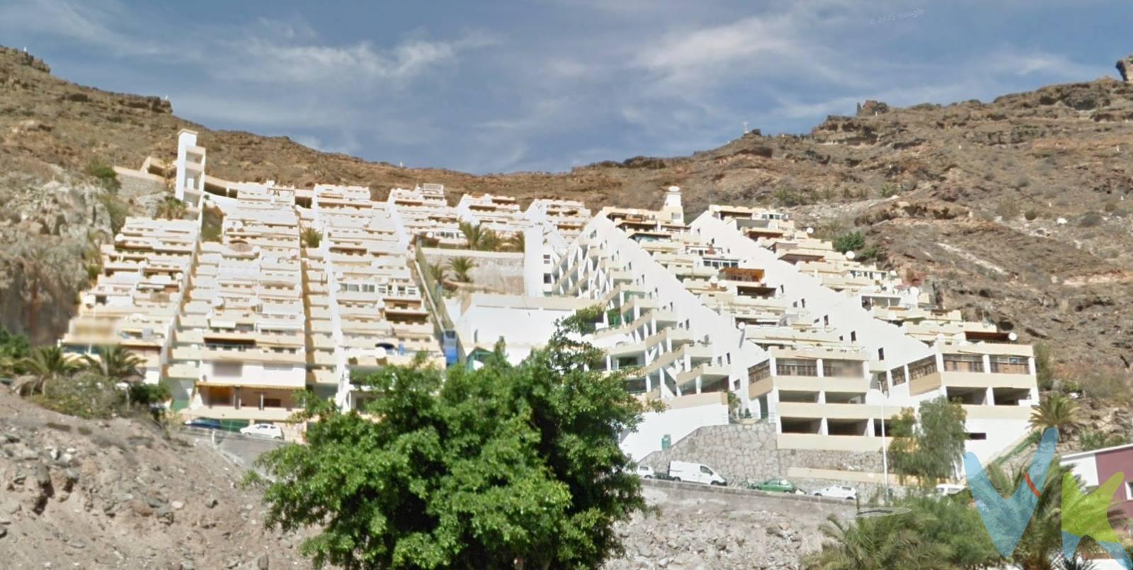 Amplio apartamento con vistas al mar y la montaña en Playa del Cura, Mogán. Descubre tu nuevo hogar en el paraíso. Este espacioso apartamento, ubicado en una de las zonas más tranquilas y exclusivas del sur de Gran Canaria, combina comodidad, entorno natural y proximidad al mar. A solo 5 minutos caminando de la playa de Playa del Cura, podrás disfrutar del sol y del sonido del océano cada día. Desde su amplia terraza, contempla las impresionantes vistas al mar y a las montañas, un escenario perfecto para relajarte o compartir momentos únicos. La propiedad se encuentra en una zona muy tranquila, ideal para quienes buscan bienestar y privacidad, pero sin renunciar a la comodidad de tener todos los servicios cerca: supermercados, restaurantes, transporte público y campos de golf. .- Características destacadas:. Amplios espacios interiores, luminosos y ventilados. Terraza privada con vistas panorámicas. Cercanía a la playa y zonas de ocio. Entorno natural y clima cálido todo el año. Ya sea como residencia habitual, segunda vivienda o inversión, este apartamento en Playa del Cura es una oportunidad única de vivir el auténtico estilo de vida canario. 📞 Contáctanos hoy mismo y agenda tu visita para enamorarte de sus vistas y su ubicación incomparable. En el PVP no están incluidos los gastos de la compraventa, tales como, notaría, registro, impuestos, etc. que serán liquidados por quien corresponda por ley.